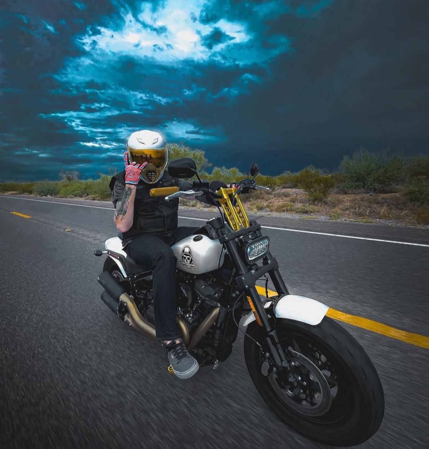 Killer shot of @prankingjoker ‘s #fatbob running our Destroyer straight risers, knurled grips, and beartrap pegs all in OG gold. 🔥🔥🔥 DeathMetalRacing.com