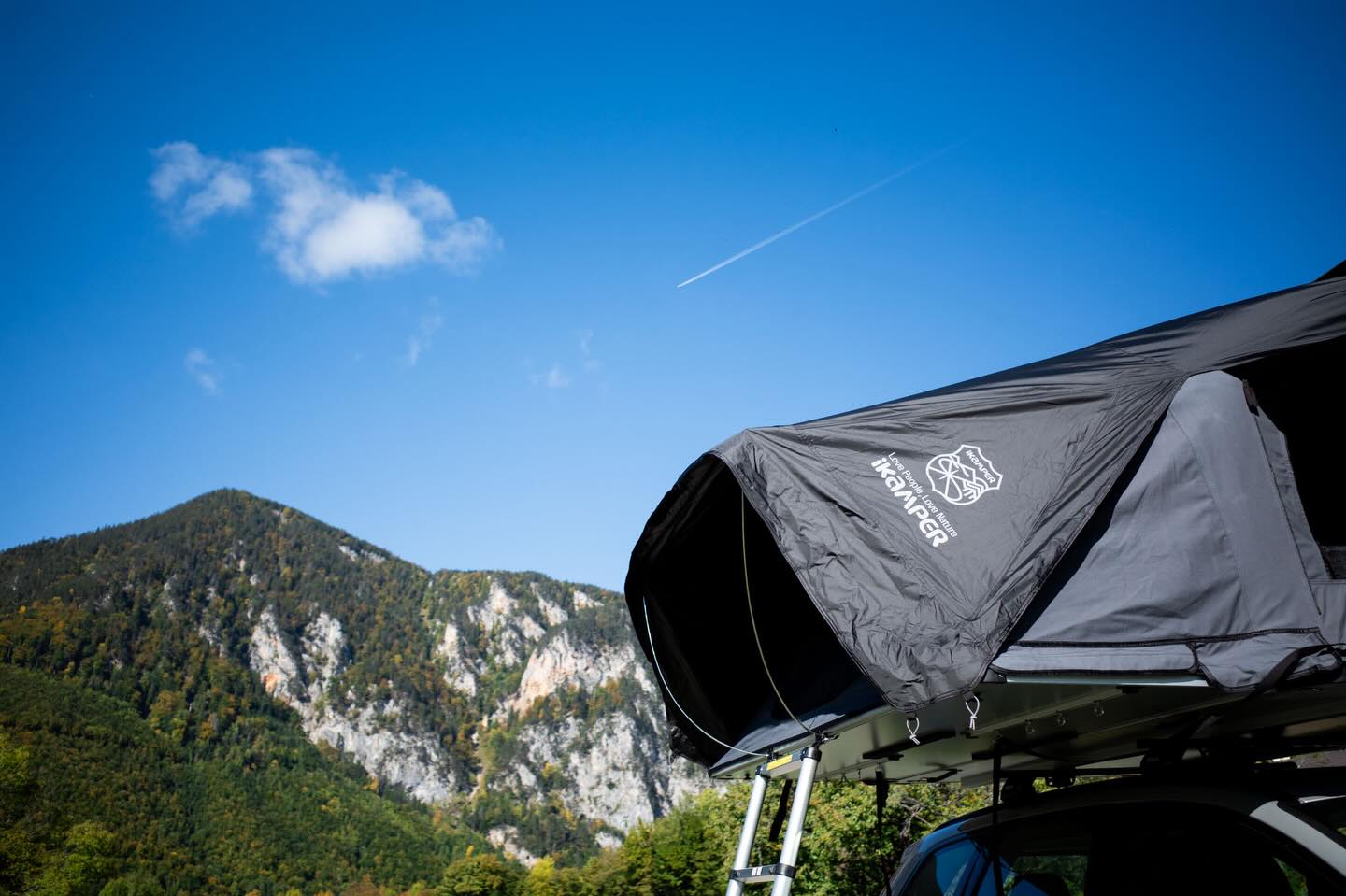 Egy napra is megéri elindulni. 🚗⛰️
A Schneeberg Alsó-Ausztria legmagasabb hegysége, és mi tagadás, tiszta időben még Sopronból vagy a Bakony tetejéről is látni lehet a hófödte csúcsát. Legmagasabb pontja a Klosterwappen ami 2076 m magas.
Ez a fennsíkos hegyvidék, a meredek sziklafalak, a tágas alpesi rétek és a végtelen panorámák világa. 🏞️
A téli hónapokban a Rax-Schneeberg hegycsoport környéke gyönyörű, de mi tagadás, a magashegyi körülmények miatt az autózás ilyenkor komolyabb felkészültséget igényel.
Ausztriában november 1. és április 15. között „téli útviszonyok esetén” (hó, jég, kásás hó) kötelező a téli gumi. Ha a téli hónapokban indulsz útnak, hólánc is legyen a csomagtartóban. Ha kék alapon fehér hóláncot ábrázoló táblát látsz az út szélén, onnantól csak hólánccal mehetsz tovább (akkor is, ha összkerékhajtású autód van, hacsak nincs kiegészítő tábla az „Allrad” kivételével). A hóláncot mindig a hajtott kerekekre kell felszerelni.⛓️
Ha a Schneeberg felé veszed az irányt, ajánljuk a Sebastian-vízesés parkolóját. Ez egy gyönyörű
panorámás parkoló, amely kiváló kiindulópontja lehet Schneeberg túráknak. A vízesés mindössze 20 percnyi gyalogútra van.
Tavasztól őszig a tetősátor tökéletes bázis egy rövid kiruccanáshoz. Az iKamper belső hőszigetelő ponyvájával akár ~5–10 °C-kal is emelhetjük a sátor belsejében lévő hőmérsékletet a kintihez képest.
Így a csillagos ég alatt is garantált a pihentető alvás. 😉
#schneebergland #sebastianwasserfall #ausztriatúra #ikamper #tetosatorberles