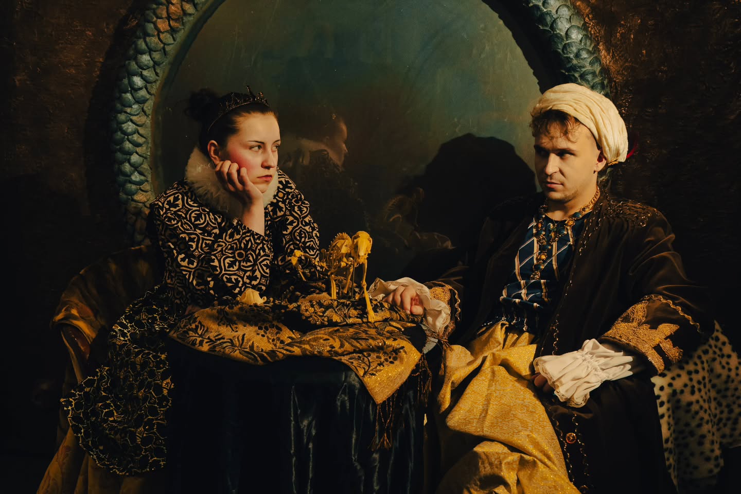 Już za 20 minut na naszym kanale YT premiera słuchowiska "Pomór. Pustki w domu moim"!
Jak widzicie, Gabrysia @_sakowska i Kuba @kuball99 już się nie mogą doczekać. Siedzą, patrzą w przestrzeń, bo na siebie już ewidentnie nie mogą, nawet zwierzątko domowe im się zalegoryzowało. Próbują zachować resztki renesansowej godności, ale cierpliwość ma swoje granice 😁
Premiera o 20:00. Obiecujemy mniej nudy niż sugerują miny bohaterów 😅
Fot.: Mieszko Haładyn @haladyn_mieszko
Scenografia i kostiumy: desperacja i kompinatorstwo reżyserki @the__ent , przepastne Tęczowe magazyny, skarby Taty Mieszka, graty z niejednej chaty, fantastyczna Iza nurkująca w magazynie @nowyteatr
Przedsięwzięcie „Pomór. Pustki w domu moim - laboratorium cyfrowego Renesansu” realizowane jest przez Fundację Materia Prima przy wsparciu Krajowego Planu Odbudowy i Zwiększania Odporności (KPO dla Kultury). Projekt sfinansowano ze środków Unii Europejskiej - NextGenerationEU oraz ze środków Miasta Słupska. Naszym Mecenasem jest również Scania Polska S. A.
#NextGenerationEU #KPOdlakultury
@slupski_osrodek_kultury @miastoslupsk_official @scaniapolska @teatrlalkitecza @nimitpolska @kultura_gov_pl @fundacjamateriaprima