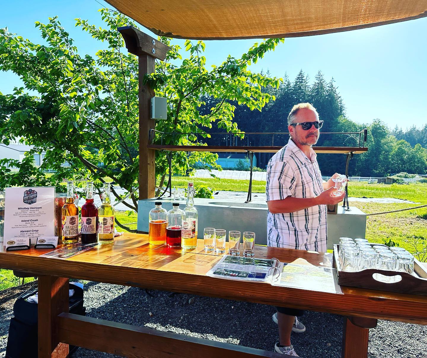 Thank you @orchardkitchen for inviting us to be part of your “Friday Wind Down” meet and greet! This is a special offering with local craft beverage producers on Friday nights this Spring and just another way they make dining at @orchardkitchen even more special. #cider #cidertasting #foodie #whidbeyisland #familycidery #collaboration #siplocal #hardcider #driftwoodhardcider