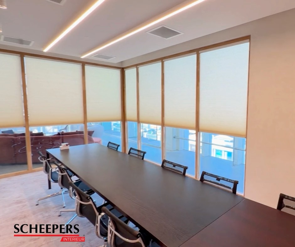✨ Project in de spotlight ✨
Bij deze klant hebben we meerdere Cedeko Duette® shades geplaatst – strak, stijlvol én elektrisch bediend met Somfy® motoren.
Het resultaat?
✔️ Perfecte lichtregeling
✔️ Extra isolatie en comfort
✔️ Bedieningsgemak met één druk op de knop
Zo combineren we sfeer en slimme techniek in één oplossing. 💛
Benieuwd wat Duette® shades voor jouw interieur kunnen betekenen? Kom langs bij Scheepers Interieur en laat je inspireren.
#ScheepersInterieur #Cedeko #DuetteShades #Somfy #SlimWonen #Raambekleding