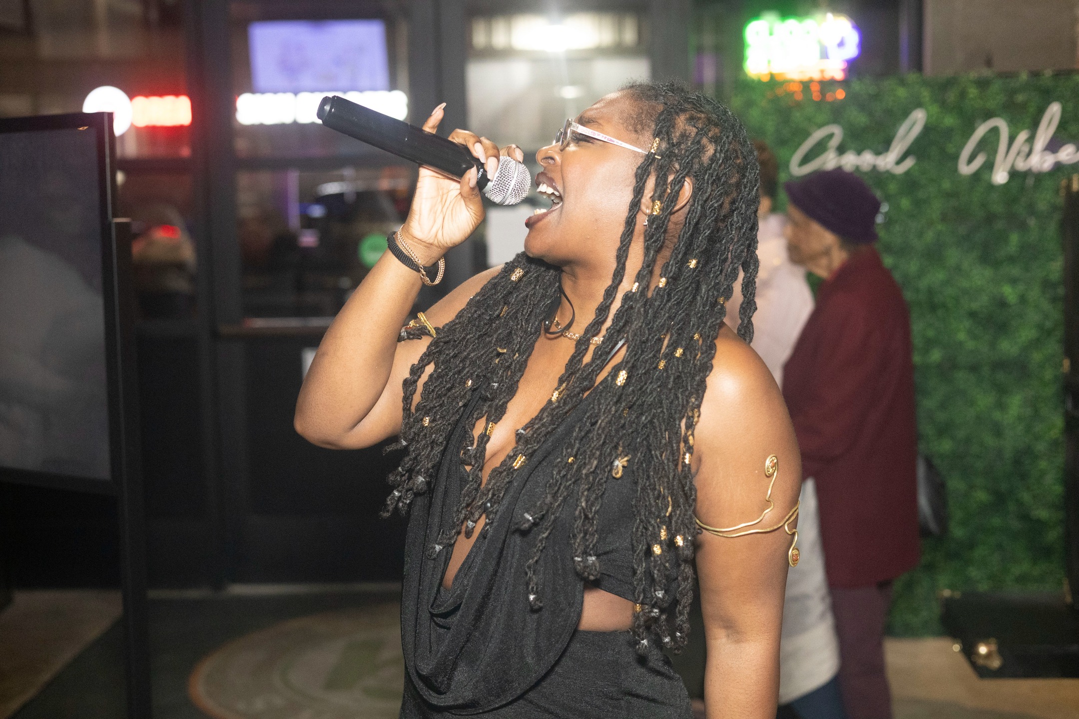 The Vibration this past weekend was everything. @indygoshai kept the vibes going all night. The Band was amazing and held it down....and the Poet and Artist that Hit the Stage...Put IT DOWN!!!!. and of Course @thelitauntie757 kept the belly full. See yall next month on MArch 28th.