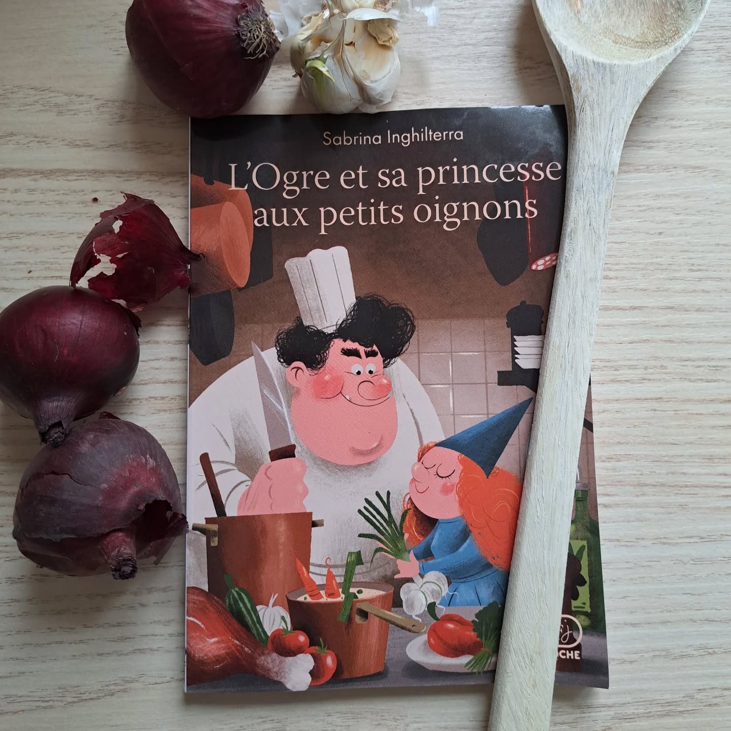 Une lecture délicieuse à dévorer dès 9 ans !
Malice, humour, amour, petits plats et gros festins, une histoire qui ne nous laisse pas sur notre faim ! À voix haute ou basse, un vrai vrai régal ! 🥕🧄🥔🥦🍄🟫🌶🍗🧂🥧🥚🧈🥩🫘🫑🍴🔪
#litteraturejeunesse
#coupdecoeurlittéraire
#nouveautéjeunesse
#flammarionjeunesse
#cuisine