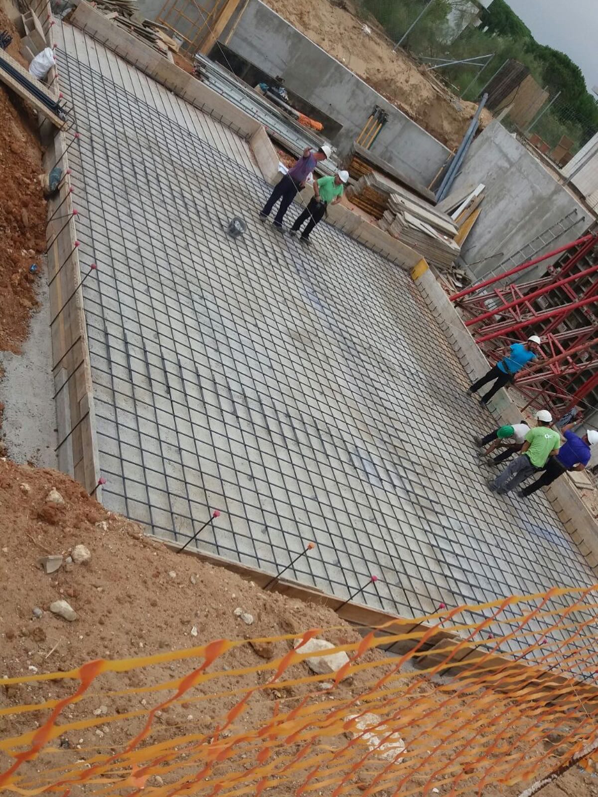 Départ de chantier : fondations et implantation ⚒️
On met ici en avant une base de construction bien préparée avec semelles, réservations et ferraillage en attente pour l’élévation.
Un projet solide commence toujours par une exécution rigoureuse dès les premières phases.
#Fondations #GrosOeuvreBTP #TravauxBretagne #BTP22 #EntrepriseBatiment