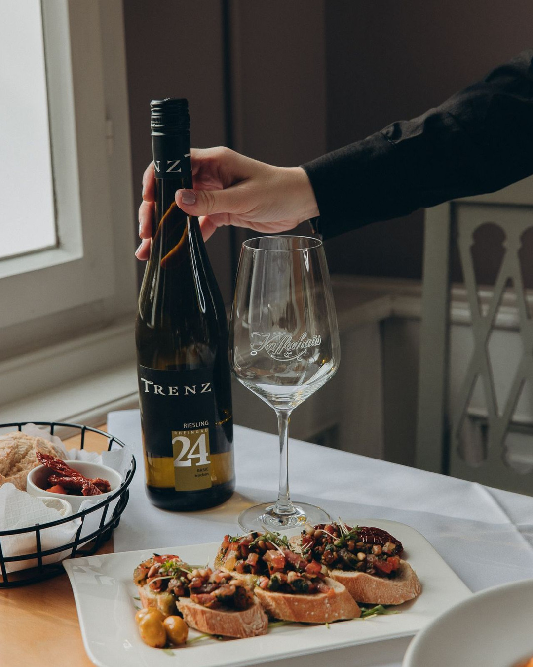 Ein gutes Glas Wein gehört manchmal einfach dazu.
Unsere Weinauswahl begleitet euch vom entspannten Abendessen bis zum besonderen Anlass – ausgewählt mit Blick auf Geschmack und Genuss.
Weiß, Rot oder Rosé – was darf es für euch sein? 🍷
📸 @lisalewiin