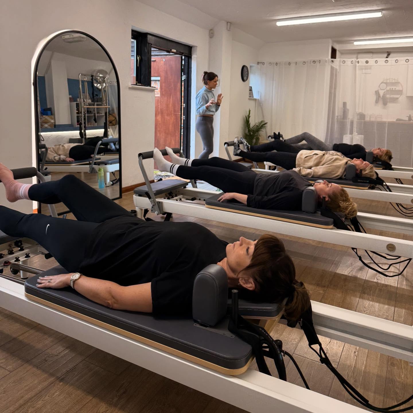 🌬️In Pilates, breath isn’t just a side effect of movement—it’s the powerhouse behind it.
🧠 We focus on Lateral Breathing, expanding the ribcage wide like an accordion rather than just “belly breathing.”
🫀Deep exhales help recruit your deepest abdominal muscle, the transversus abdominal.
💙Next time you’re on the reformer, focus on the exhale during the hardest part of the move and feel your core strength.
#core #pilates #reformer