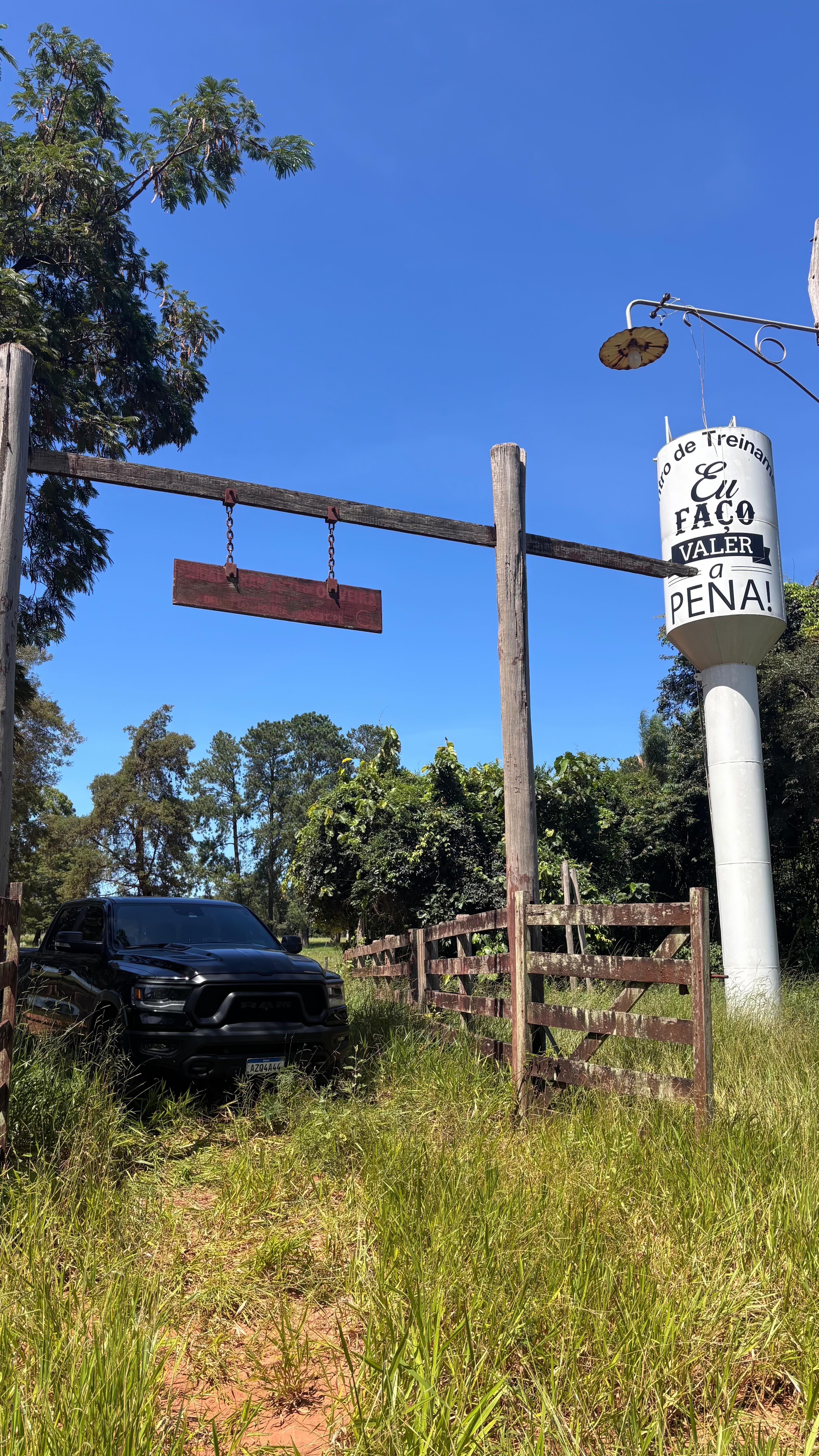 Cinco anos atrás nós encontramos essa terra.
Três anos atrás nós a adquirimos.
E quando digo que encontramos, não foi só um pedaço de chão.
Foi uma visão.
Foi um projeto pronto no coração.
Foi um centro de treinamento desenhado na nossa mente.
Foi a certeza do impacto que aquilo geraria.
Deus entregou tudo nas nossas mãos.
A ideia.
O propósito.
A proposta de trabalho.
O alcance.
Mas propósito entregue não é propósito cumprido.
No meio do caminho, a gente se distraiu.
Com coisas boas.
Com trabalhos legítimos.
Com outros impactos que também acreditamos serem chamados.
E, enquanto isso, o mato cresceu.
Literalmente.
Hoje, participando do décimo dia da quaresma, algo ficou muito claro:
não é porque algo é bom que é aquilo que Deus pediu para você fazer agora.
Percebemos que deixamos para trás o que acreditamos ser uma promessa.
E promessa abandonada vira terreno tomado pelo mato.
Não por falta de fé.
Mas por falta de prioridade.
Hoje eu estou aqui, nesse lugar, olhando para tudo que ficou parado…
e entendendo que talvez seja hora de deixar muitas coisas para trás.
Para concentrar energia.
Para assumir responsabilidade.
Para fazer a nossa parte.
Porque Deus entrega o propósito.
Mas a construção é nossa.
Ele dá a visão.
Mas quem limpa o terreno somos nós.
Ele libera a promessa.
Mas quem sustenta o processo somos nós.
Talvez você também tenha um “terreno” abandonado.
Um sonho que ficou para depois.
Uma promessa que você trocou por urgências.
A pergunta é:
você vai continuar administrando distrações
ou vai voltar para aquilo que nasceu como chamado?
Eu decidi voltar.
E dessa vez, não é só para visitar.
É para construir.
Bora fazer valer a pena. ✨
