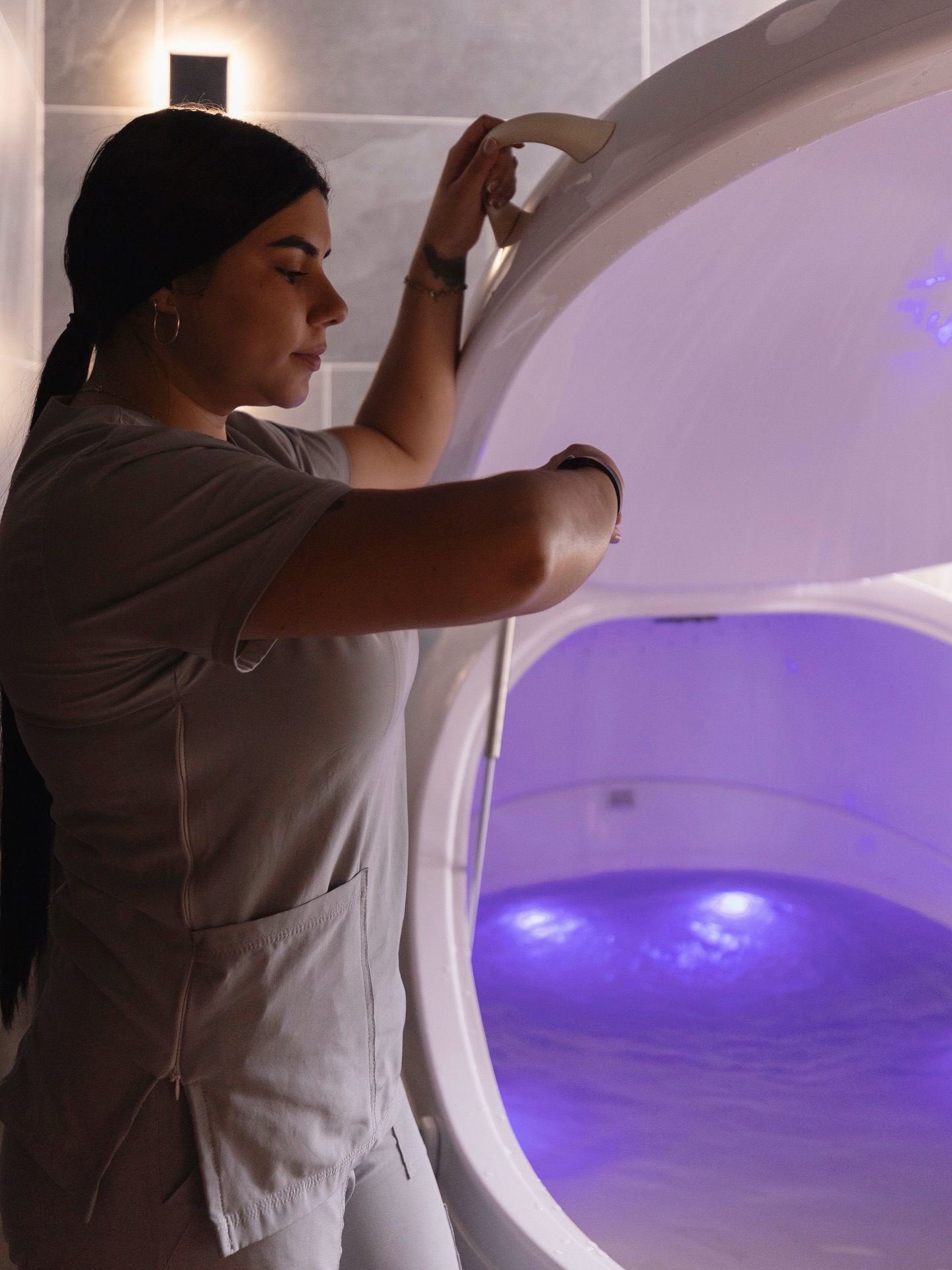 ⏳ ¿Hace cuánto no te regalas una hora solo para ti?
60 minutos en nuestra Cámara de Flotación pueden hacer lo que días de descanso no logran.
🫧 Libera tensión
🫧 Reduce el estrés
🫧 Mejora tu sueño
🫧 Reinicia tu mente
🫧 Favorece la recuperación física
Desde la primera sesión se siente.
Con varias, el bienestar se vuelve sostenido.
No es pasar el tiempo.
Es recuperarte en 60 minutos.
Agenda tu experiencia el link de nuestra Biografía o visítanos en la📍Autopista norte #114-44 Edificio Invention Center - Piso 3, Bogotá.