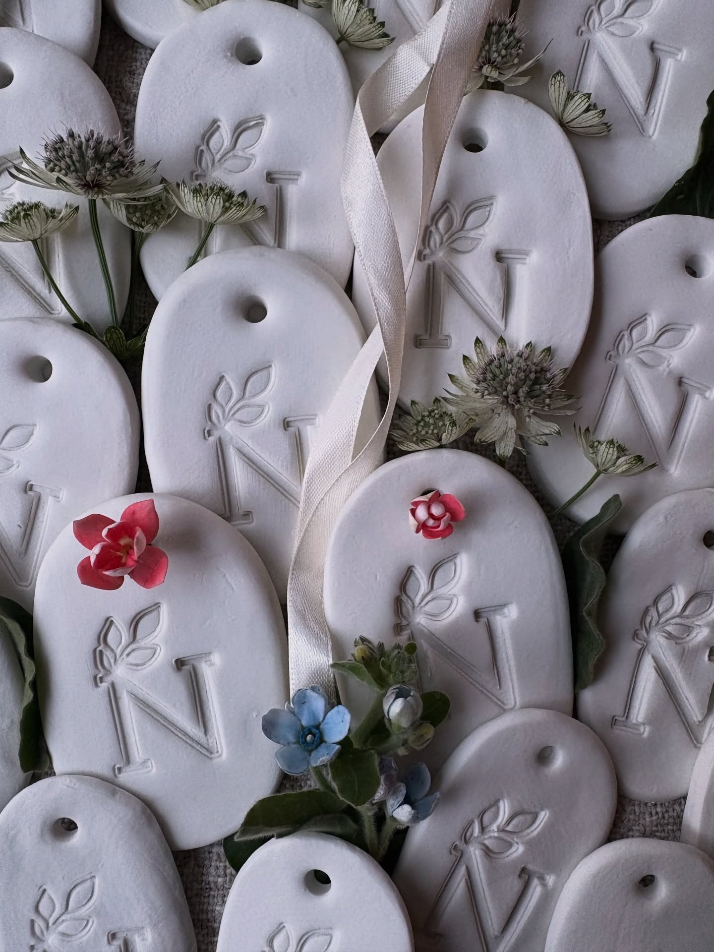 Tienes un proyecto personalizado?
Puedes venir una o dos veces en el taller y hablaremos!
Aquí hay decoraciones de porcelana de Limoges creadas por una madre para el bautizo de su hijo: encargó el sello a @bitersweet y luego vino una tarde al estudio para modelar las decoraciones, ¡yo me encargué del seguimiento de las piezas (secado en plano) y de las cocciones!
Ella añadirá bonitas cintas y un perfume (la tierra lo retendrá durante un tiempo, ya que las piezas se dejan sin esmaltar).
Hay una satisfacción especial en crear uno mismo las decoraciones para un evento importante!
Póngase en contacto con nosotros con varias semanas de antelación si desea crear un proyecto a medida!
Te gusta el resultado?
———————————————————————————————————
Vous aimeriez réaliser un projet sur mesure et ponctuel?
Il est possible de venir un fois ou deux à l’atelier pour ce faire!
Ici des décorations en porcelaine de Limoges créées par une maman pour le baptême de son fils: elle a commandé le tampon chez @biterswit puis est venue une soirée au studio pour modeler les décorations, je me suis chargée du suivi des pièces (séchage à plat) des cuissons!
Elle ajoutera de jolis rubans et un parfum (la terre le retiendra un moment car les pièces sont laissées brutes, sans émail!
Il a y a une satisfaction particulière à créer soi-même les décorations pour un événement de vie!
Merci de nous contacter plusieurs semaines à l’avance si vous souhaitez créer un projet sur mesure!
Vous aimez le résultat?
———————————————————————————————————
Here are some Limoges porcelain decorations created by a mother for her son’s christening: she ordered the stamp from @bitersweet and then came to the studio one evening to model the decorations. I took care of monitoring the pieces (drying flat) and firing them!
She will add pretty ribbons and a fragrance (the clay will retain it for a while as the pieces are left unglazed!
There is a special satisfaction in creating your own decorations for a special event!
Please contact us several weeks in advance if you would like to create a bespoke project!
Do you like the result?