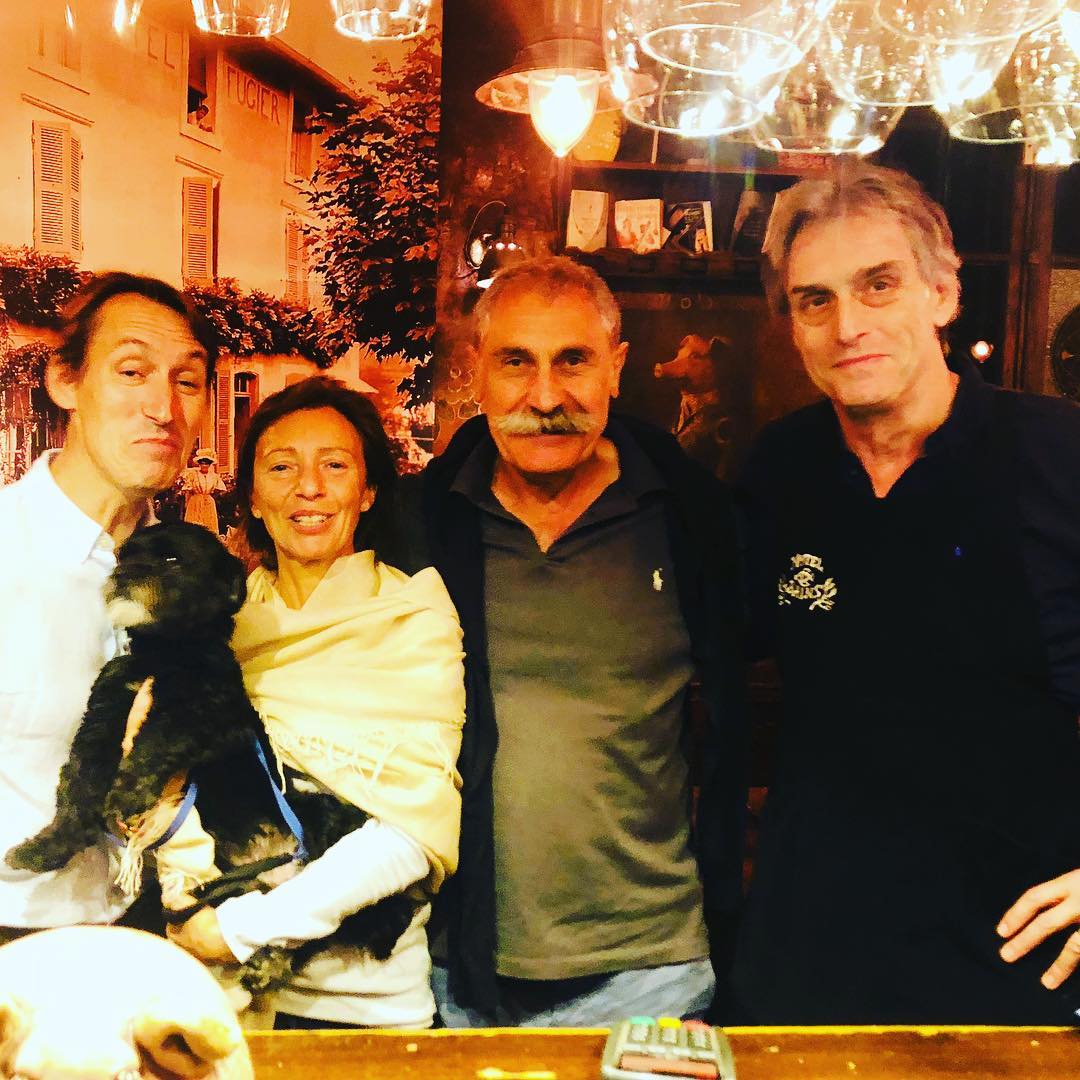 Visite surprise de 2 immenses vignerons à notre petit hôtel des bains Anne Vatan du Clos de la Néore et Nady Foucault du Clos Rougeard !!! On est si content ( en compagnie de mon ami Dominique Cuenot)
#hoteldesbains #vins #closrougeard #saumurchampigny #annevatan #charavines