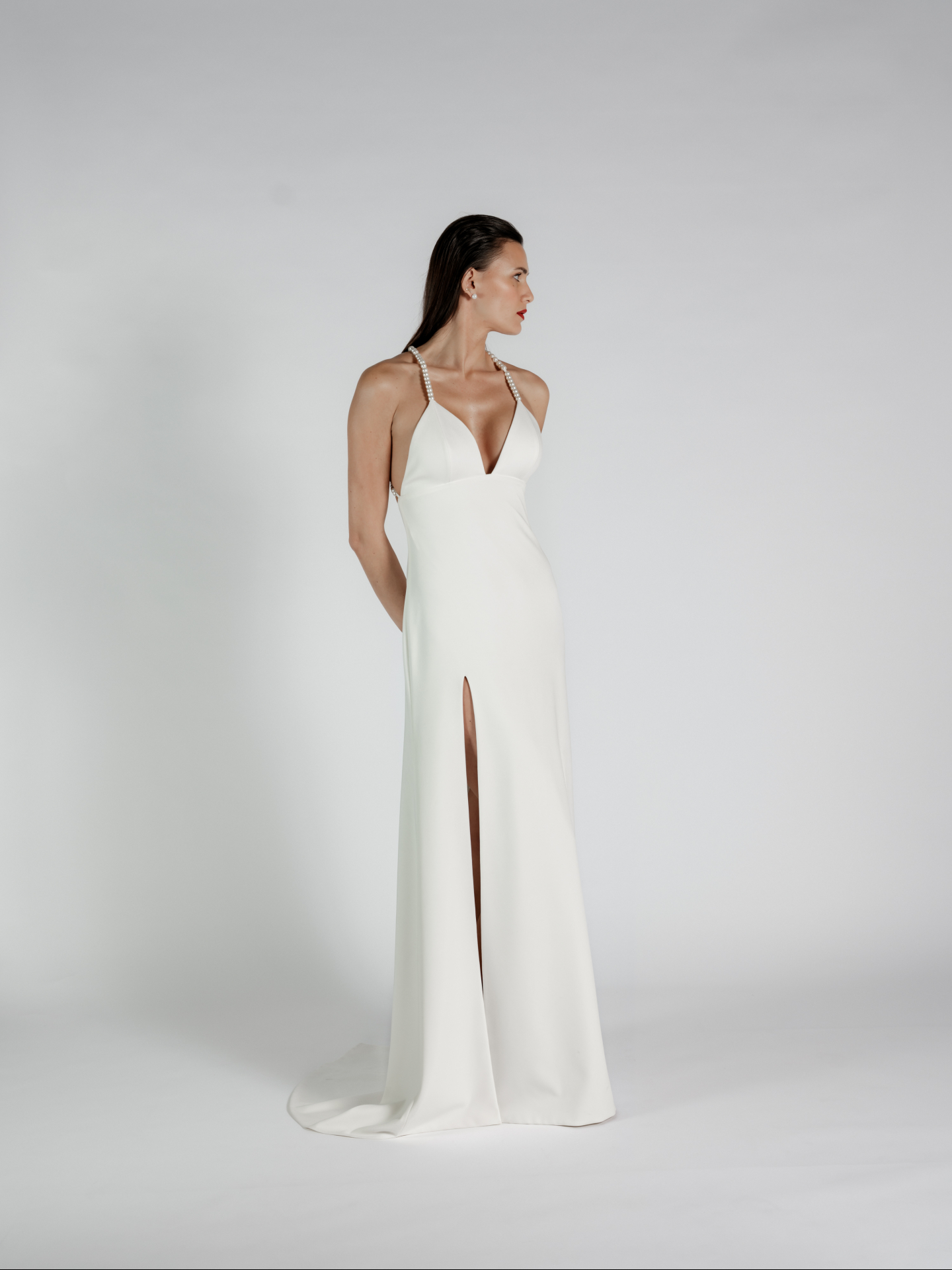 Entre cérémonie et civil, nos robes longues EVERYDAY vous accompagnent pour toutes les moments de votre mariage..
Photo 1 et 2 : LUA, robe en crepe uni décolleté V avec fente et bretelles croisées perles.
Photo 3 et 4 : ILO, robe bustier en perles avec doublure courte.
Photo 5 et 6 : OVA, robe en crepe uni haut plissé et grand décolleté dos.
À vous de choisir la robe qui vous ressemble !
— Un grand merci à cette merveilleuse équipe sans qui rien n’aurait été possible 🖤
Photographe : @laure.stefanini
Modèle : @carolinegiacosa_
Makeup & Hair : @m.u.o.s_artist
Bijoux : @paviotcreateur
✨ Qui suis-je ?
Je suis Manon Gontero, créatrice de robes de mariée depuis plus de 15 ans, et j’accompagne chaque future mariée dans une expérience unique, où la robe s’adapte à la femme et non l’inverse.
Tu as un projet ? Prends rendez-vous et je t'accompagne pour réaliser la robe de tes rêves !
#weddingdress #robedemarieesurmesure #madeinfrance #creatricerobedemariee #bridallook