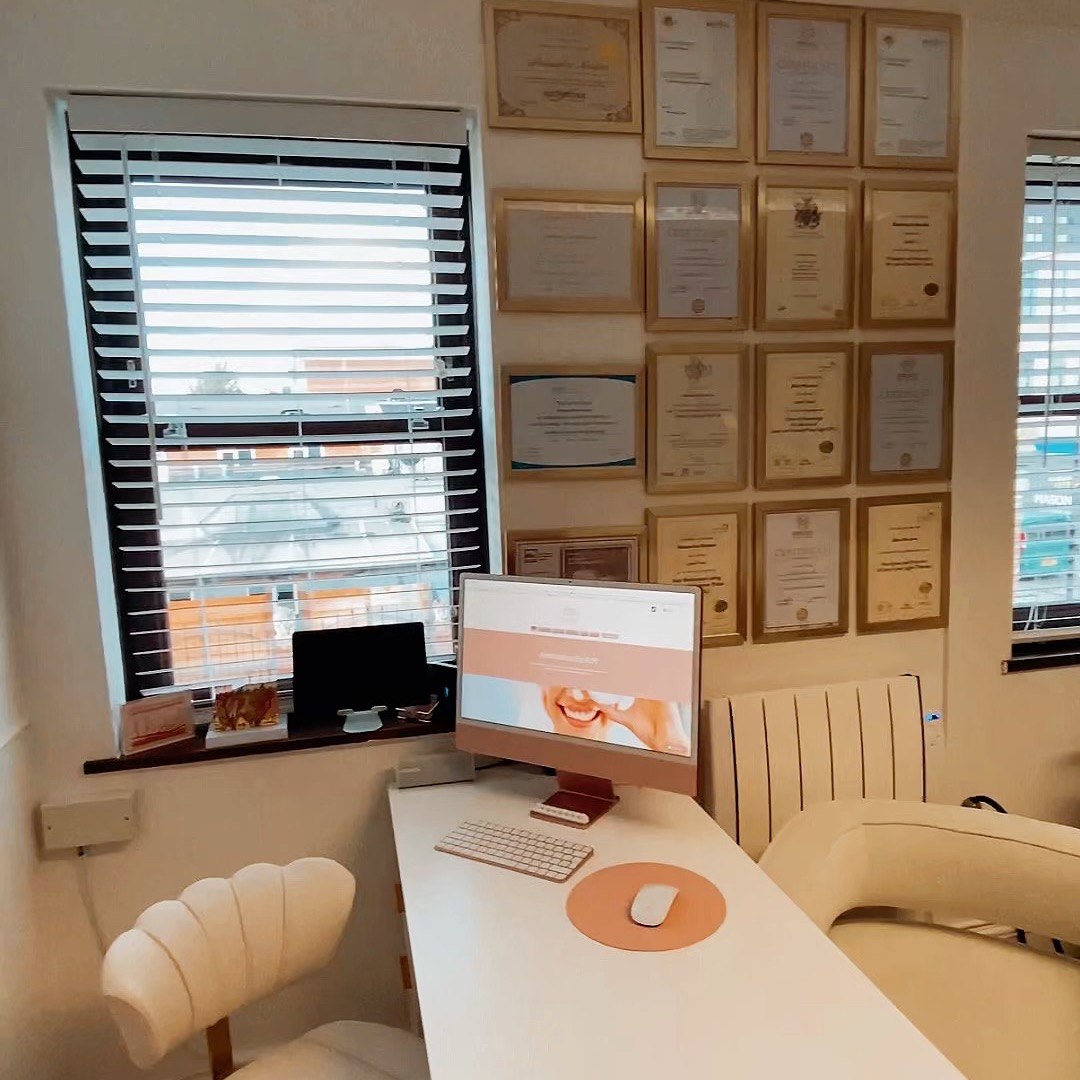 Your skin is not generic… so your facial shouldn’t be either.
Every treatment at Aesthetics by A.M starts with a clinical skin consultation.
We assess:
• skin type & barrier function
• sensitivity / inflammation
• pigmentation patterns
• congestion & acne triggers
• lifestyle + home-care routine
Why? Because acne, rosacea, dehydration and ageing can look similar but they are completely different conditions and treating them the same often makes skin worse.
This is why we don’t do “one facial fits all”.
Your treatment plan is prescribed, not guessed.
Your facial may include:
✨ medical-grade products
✨ barrier repair protocols
✨ extractions (if appropriate)
✨ LED
✨ tailored aftercare
Real skin results happen when treatment + homecare + professional assessment work together.
Book your consultation first your skin will thank you later.
📍 Oxfordshire
📩 DM “SKIN” to start your personalised plan
#AestheticsByAM #SkinConsultation #MedicalGradeSkincare #SkinClinicUK #PersonalisedSkincare #AcneTreatmentUK #RosaceaCare #HealthySkinJourney #SkinBarrierRepair #FacialOxford #AdvancedFacials #SkinFirstApproach