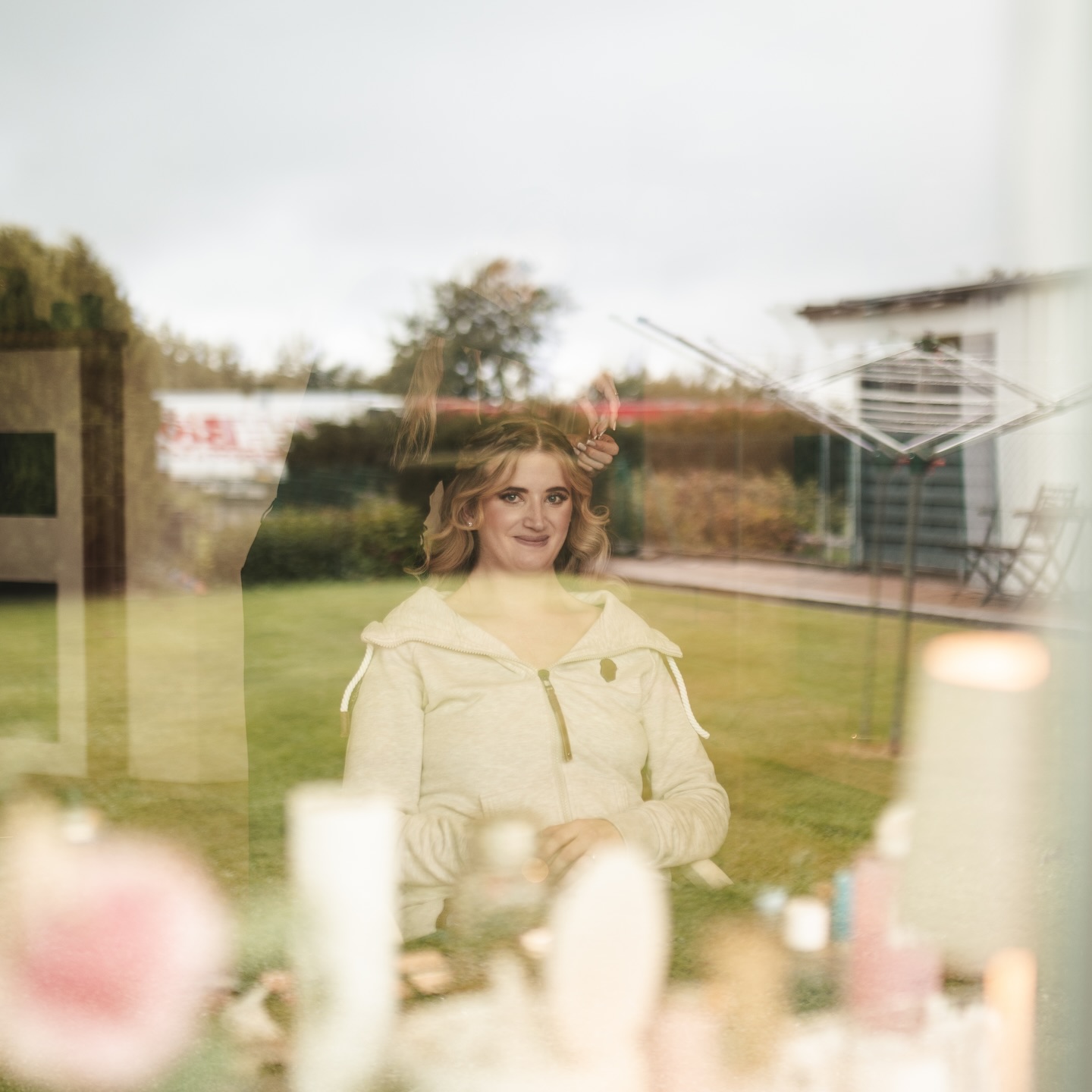 Bevor das Kleid sitzt.
Bevor die Musik spielt.
Bevor alle hinschauen.
Das Get Ready ist leise. Konzentriert. Persönlich.
Haarnadeln, Make-up, ein letzter Blick in den Spiegel. Freundinnen, die helfen. Hände, die das Kleid schließen.
Hier beginnt der Tag wirklich.
Nicht auf dem Altar – sondern genau hier, zwischen Chaos auf dem Schminktisch und diesem einen tiefen Atemzug.
Ungefiltert. Nah. Echt.
#getready #brautvorbereitung #hochzeitsfotografie #weddingmorning #authentischehochzeit