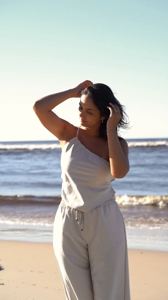 Você sendo linda
A gente cresce ouvindo que precisa estar mais magra, mais jovem, sem manchas, sem linhas, sem celulite, sem isso, sem aquio
Parece que nunca é suficiente. E, no meio disso tudo, muitas mulheres incríveis começam a se sentir inseguras com a própria imagem
Eu vejo isso de perto
Vejo mulheres lindas, fortes, cheias de história, mas que não conseguem enxergar a própria beleza porque estão se comparando com um padrão que, muitas vezes, nem é real
A verdade é que essa pressão constante afeta profundamente nossa autoestima. Afeta a forma como a gente se olha no espelho. Afeta como a gente se posiciona no trabalho. Afeta até como a gente se permite viver momentos felizes ,porque está sempre preocupada com a aparência
É libertador entender que você não precisa ser perfeita
🩷🩷🩷
Kamila sendo muito ela nesse ensaio ( linda, confiante, segura)