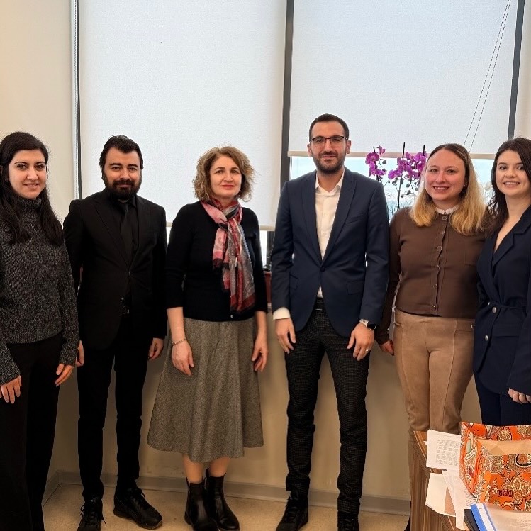 Sağlık Bakanlığı bünyesinde Sağlık Meslekleri Daire Başkanı olarak göreve başlayan Gülsen Topaktaş’ı ziyaret ettik.
Gerçekleştirdiğimiz görüşmede; sağlık meslekleri yönetmeliği, özel sağlık meslek hizmet birimleri, ergoterapi mesleğinin mevcut durumu, eğitim ve uygulama süreçleri, mesleki standartların geliştirilmesi ve sahadaki hizmet kalitesinin artırılması üzerine kapsamlı ve verimli bir istişare gerçekleştirdik.
Toplantıya Ergoterapi Derneği Yönetim Kurulu Başkanı Yasin Tekeci, Ergoterapi Derneği Genel Sekreteri Enes Tuğrul ile Yönetim Kurulu Üyelerimiz Sedef Şahin, Cemre Sağlam ve Zeynep Kolit katılım sağlamıştır.
Mesleğimizin güçlenmesi ve gelişimine yönelik yapıcı yaklaşımı ve nazik ev sahipliği için kendilerine teşekkür ediyor, yeni görevinde başarılar diliyoruz.