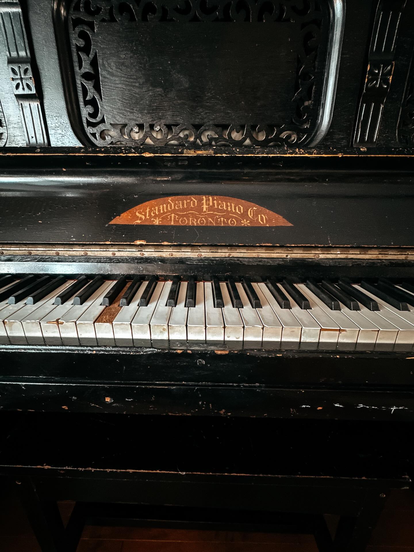 PARTAGEZ, LES AMIS!
Je dois donner le piano de mon enfance que mes parents m’ont acheté lorsque j’avais 6 ans. C’est un sacrifice très difficile pour moi, mais après des semaines de réflexion, je crois qu’il est temps de le laisser aller. Notre nouvel appartement à Montréal ne pourra pas l’accueillir.
S’il peut faire plaisir à quelqu’un ❤️
C’est un magnifique piano noir datant des années 189? (le dernier chiffre n’est malheureusement plus visible sur la table d’harmonie).