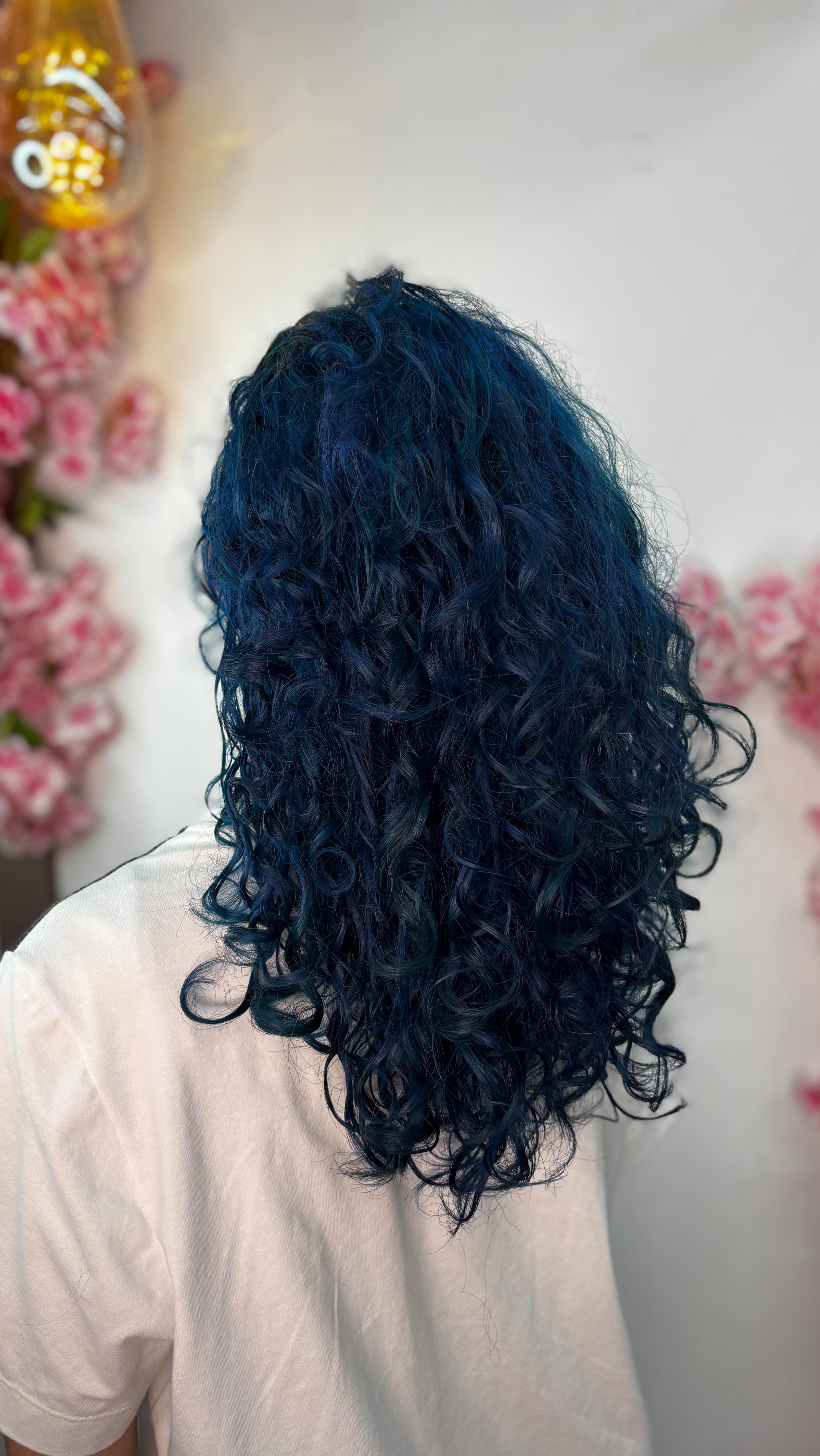 O azul foi escolhido para destacar personalidade e presença com elegância. A tonalidade intensa valoriza a curvatura natural e cria um contraste sofisticado, resultando em um visual marcante e harmonioso — perfeito para a beleza singular da cliente. 💕
Agende seu horário.
📍| Silveira Martins, 2056, Panazzolo, Caxias do Sul
🩷| Corte - Tratamento - Mechas - Cor - Retoque de raiz - Tranças e todo o cuidado e atenção que você, cacheada, crespa, ou ondulada, necessita!