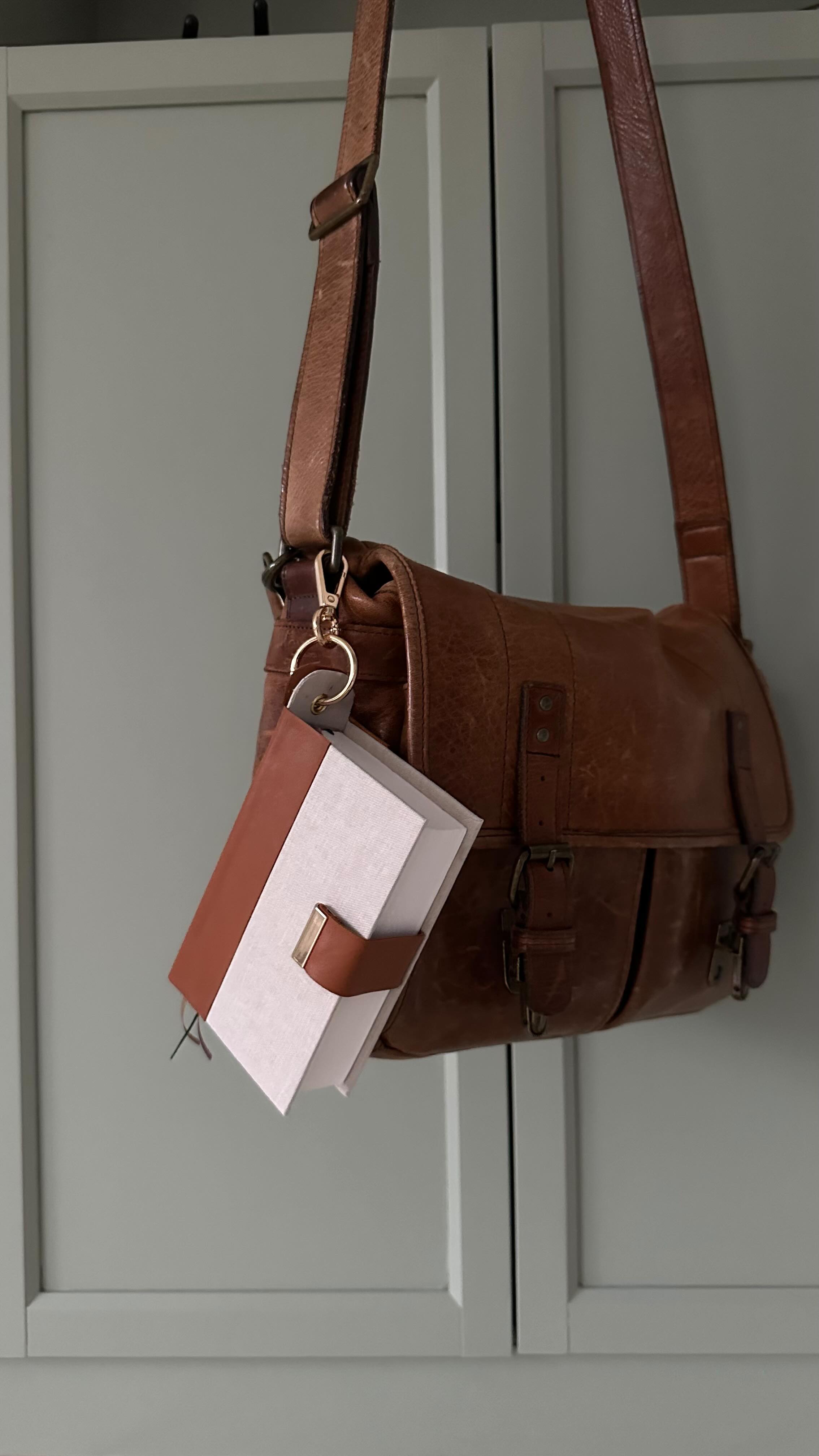 Teil 4/4 meines Book Charms inspiriert von @coach
Danke fürs zuschauen 🫰🏼
#biblerebind #coach #coachbookcharm #coachbag #bookstagram