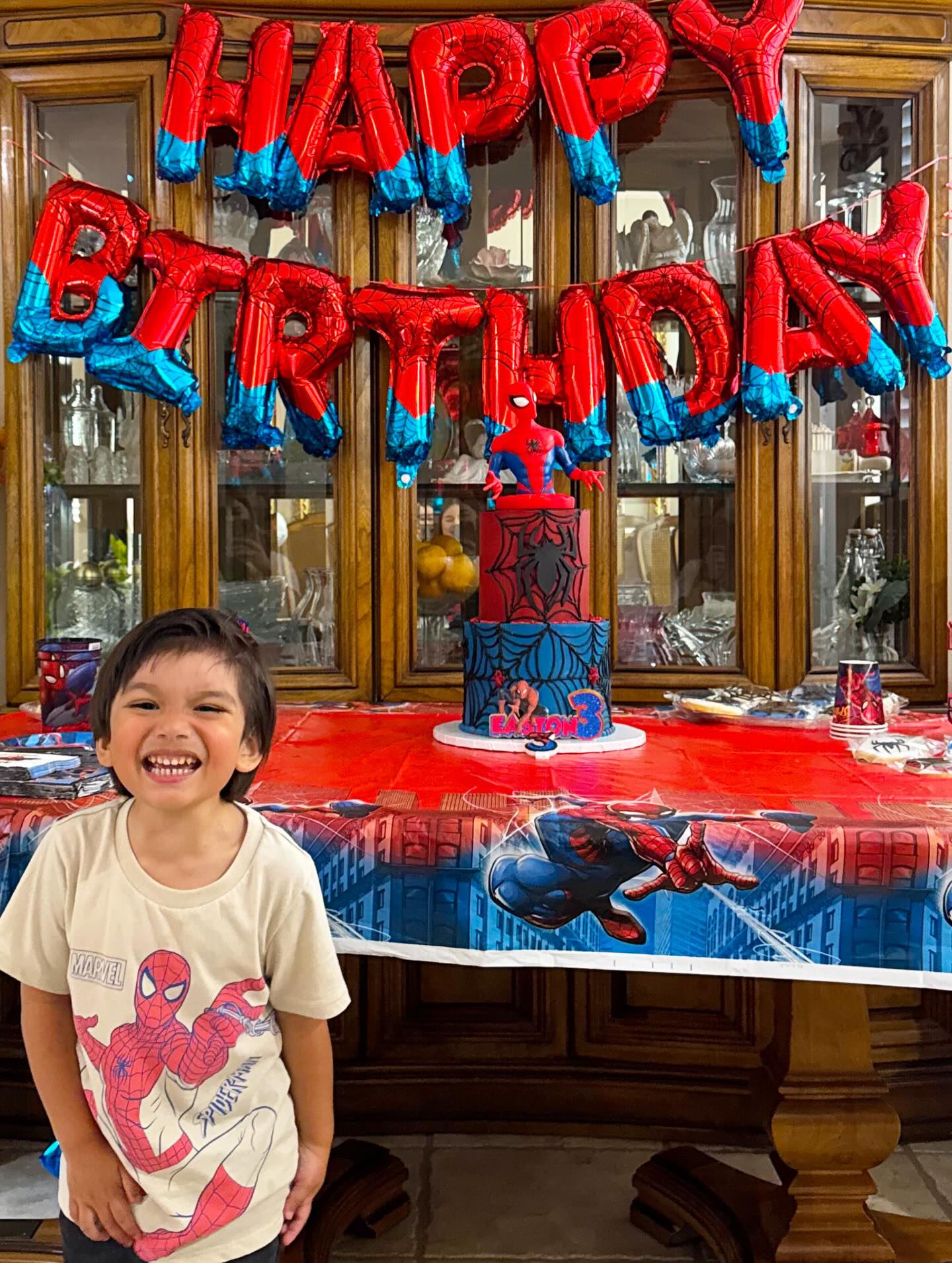 Happy 3rd, Easton! 🕸️🕷️♥️✨
♡
Thank you for the photo @sameusabiagaphotography #erikalovestofrost #spidermancake #spidermanbirthday #murrietacakes #customcakesriverside