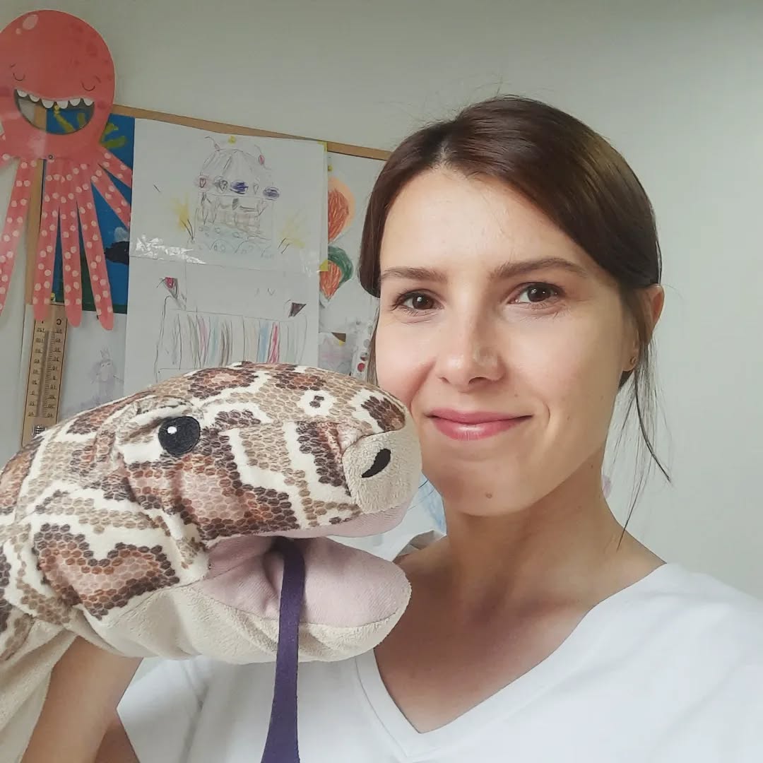 Dziś od rana ćwiczymy z wężem Bolkiem🙂
Co by tu zrobić z jego wiszącym językiem? Ćwiczenia miofunkcjonalne na dobry początek dnia😀
#logopedawieliczka
#terapiamiofunkcjonalna
#język