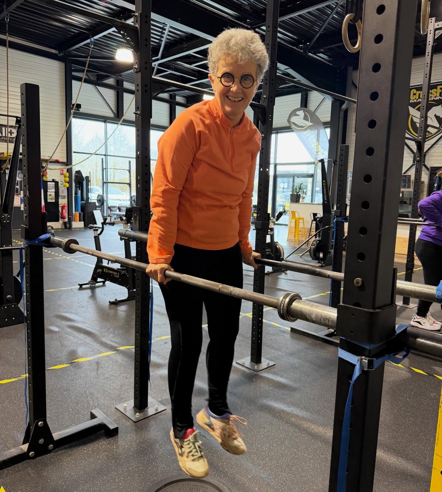 « Les besoins ne varient pas par nature, mais par degré »
Nos Masters aussi font de la Gymnastique ! 🤸
Tous les vendredis, notre box propose un cours de CrossFit spécial seniors, encadré par notre Kiné du sport (Amélie), pour s’entraîner en toute sécurité et avec un accompagnement adapté.
Pourquoi c’est essentiel ? 👇
Avec l’âge, la sarcopénie (perte progressive de masse et de force musculaire) peut impacter l’autonomie, l’équilibre et la qualité de vie.
👉 Le renforcement musculaire est aujourd’hui l’un des moyens les plus efficaces pour la prévenir.
Mais les bienfaits ne s’arrêtent pas là :
✅ Maintien de l’autonomie au quotidien
✅ Amélioration de l’équilibre et prévention des chutes
✅ Renforcement des os (prévention de l’ostéoporose)
✅ Meilleure mobilité et moins de douleurs
✅ Stimulation cognitive
✅ Lien social et confiance en soi
Le CrossFit seniors, c’est :
🔹 Des mouvements fonctionnels adaptés
🔹 Une progression personnalisée
🔹 Une ambiance conviviale
🔹 Un encadrement professionnel
Bouger, c’est rester libre.
Se renforcer, c’est investir dans sa qualité de vie.
📅 Rendez-vous tous les vendredis pour notre séance spéciale seniors.
Parce qu’il n’est jamais trop tard pour devenir plus fort ❤️
@crossfit 🌍
@crossfitfrance 🇫🇷