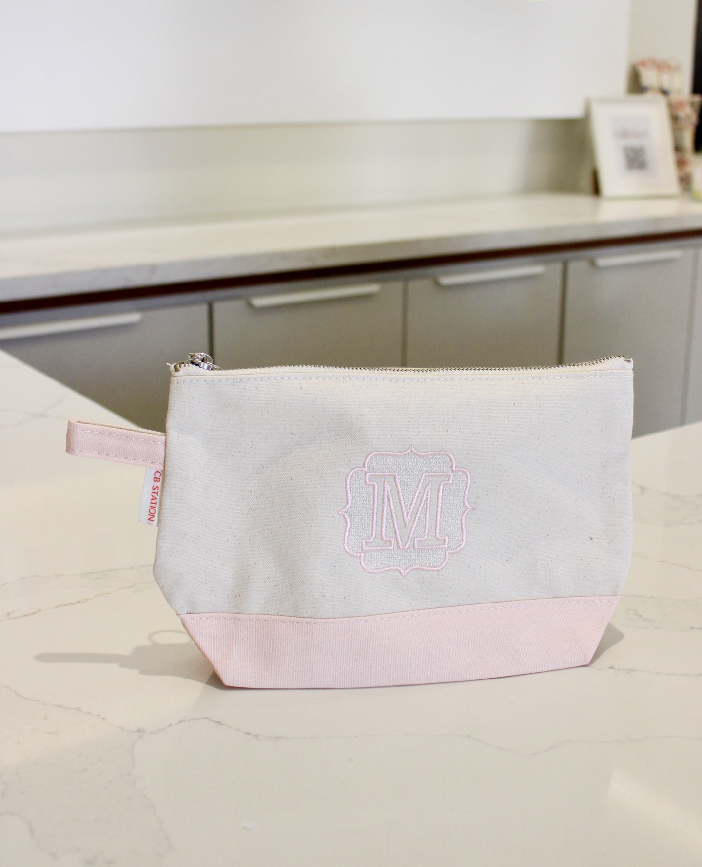 Detalles que hacen de tus piezas o regalos algo único 🌸 variedad de colores, bolsos y neceser disponibles en el taller.