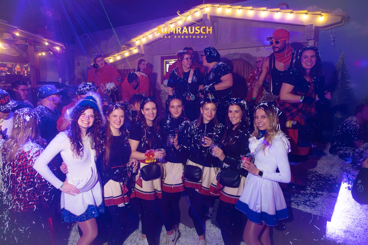 🎉 Die MEGA-KONFETTI-PARTY im Almrausch Eventdorf war der absolute Wahnsinn! Danke an alle Gäste, Vereine und Zünfte, die bei unserer Rekord-Party mitgemacht haben! 🫶🏼🥳
Und wie unser Chef schon angekündigt hat: Nächstes Jahr wird es ganz anders, ganz neu und spektakulärer denn jeh. Was er plant? Folgt uns und erfahrt es als Erste 🙌🏼 🌟
📸 by Neumeister Media / Almrausch Marketing
#fasnet #konfettiparty #fasnet #narren #rekord