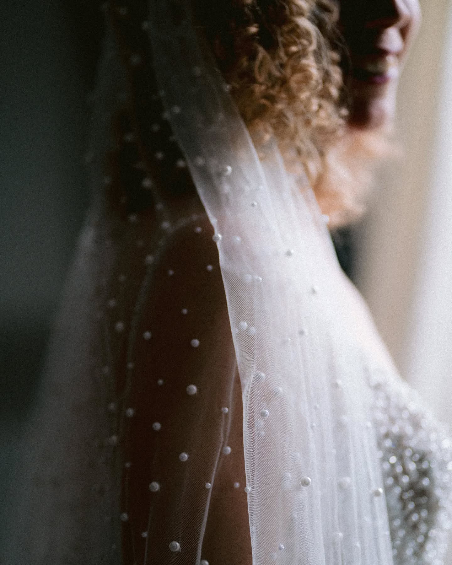 I would consider getting married again just to wear this veil and those pearls (and maaaaybe for the food as well).
___
#elegantwedding
#luxurywedding
#frenchweddingphotographer
#frenchwedding
#editorialweddingphotographer
#editorialwedding
#fineartweddingphotography
#fineartweddingphotographer
#weddingdetails