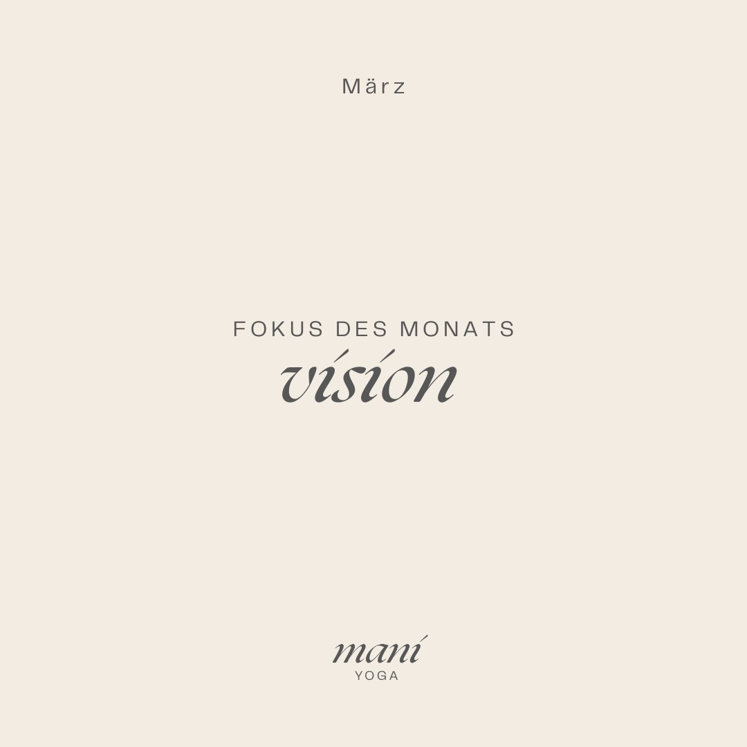 WELCOME MÄRZ. Stay close to your Vision ✨
Nicht alles, was beginnt, ist sofort sichtbar. Wachstum beginnt im Stillen.
Der März erinnert uns daran, nach innen zu lauschen, bevor wir im Außen handeln.
Unsere Vision ist kein ferner Traum sondern eine innere Ausrichtung.
Sie möchte unsere Präsenz im Hier und Jetzt. Wenn wir ihre Energie jetzt schon verkörpern, kann uns die verwirklichte Form im Außen finden
Was möchte durch dich in den nächsten Monaten Gestalt annehmen?
Nimm dir Zeit, hinzuhören.
Deine Vision beginnt in dem Moment, in dem du ihr Raum gibst. ✨
Let’s dream big together ♥️
Wir freuen uns, dich auf der Matte zu sehen und dich im Visionieren, Wachsen und Blühen zu begleiten.
Hab einen magischen März!
Deine Manis