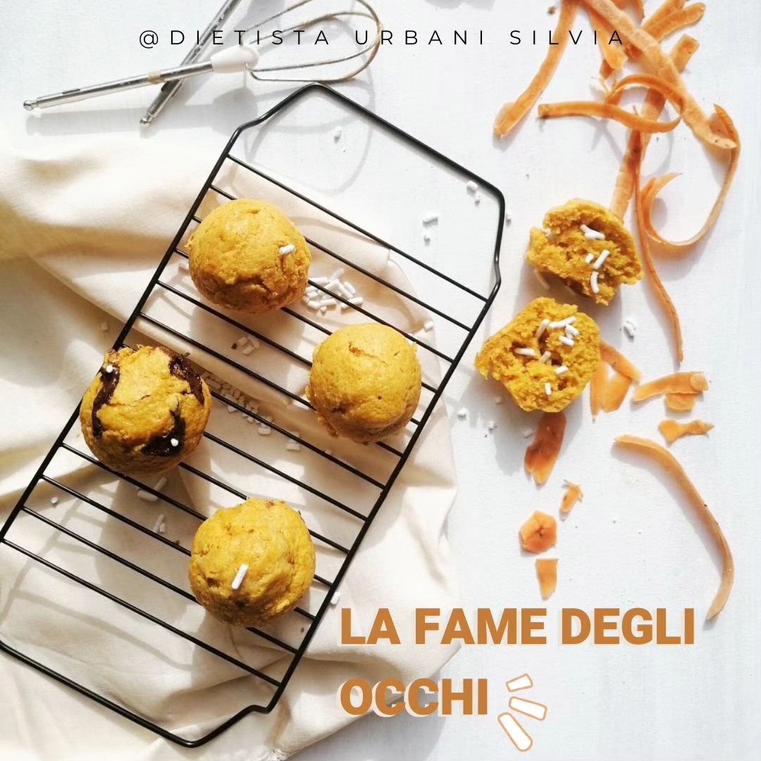 Hai mai sentito parlare della fame degli occhi? 🧐
Il mindful eating identifica 9 tipi di fame.
Non parla solo della “fame delle cellule”, ovvero la richiesta di nutrienti che il nostro corpo ci manda in base alle sue necessità fisiologiche, ma la affianca ad altre 8 tipologie di fame, una della quale è la fame degli occhi.
La fame degli occhi è quella che percepiamo quando vediamo il cibo, ad esempio quando vediamo la foto di una pietanza invitante, o quando passiamo di fronte alla vetrina di un panificio, o ancora quando decidiamo visivamente la porzione da mettere nel piatto.
In poche parole, quella che cercano di stimolare gli spot pubblicitari! 👀
Per soddisfare questo tipo di fame, dobbiamo ricordarci che “l’occhio vuole la sua parte”: prepariamo con cura la tavola, scegliamo una tovaglietta che ci piace, prepariamo piatti invitanti, colorati e ben impiattati. Trattiamoci come se fossimo i nostri ospiti!
Questo non significa che dobbiamo diventare degli chef stellati… Piuttosto, pensiamo di voler dedicare ai pasti, quando possibile, la stessa cura con cui scegliamo gli abiti al mattino! 👗
Appagare i diversi tipi di fame, ci aiuta a mangiare nella giusta quantità.
#mindfuleating #alimentazioneconsapevole #alimentazioneintuitiva #nutrizionistajesi #dietistajesi