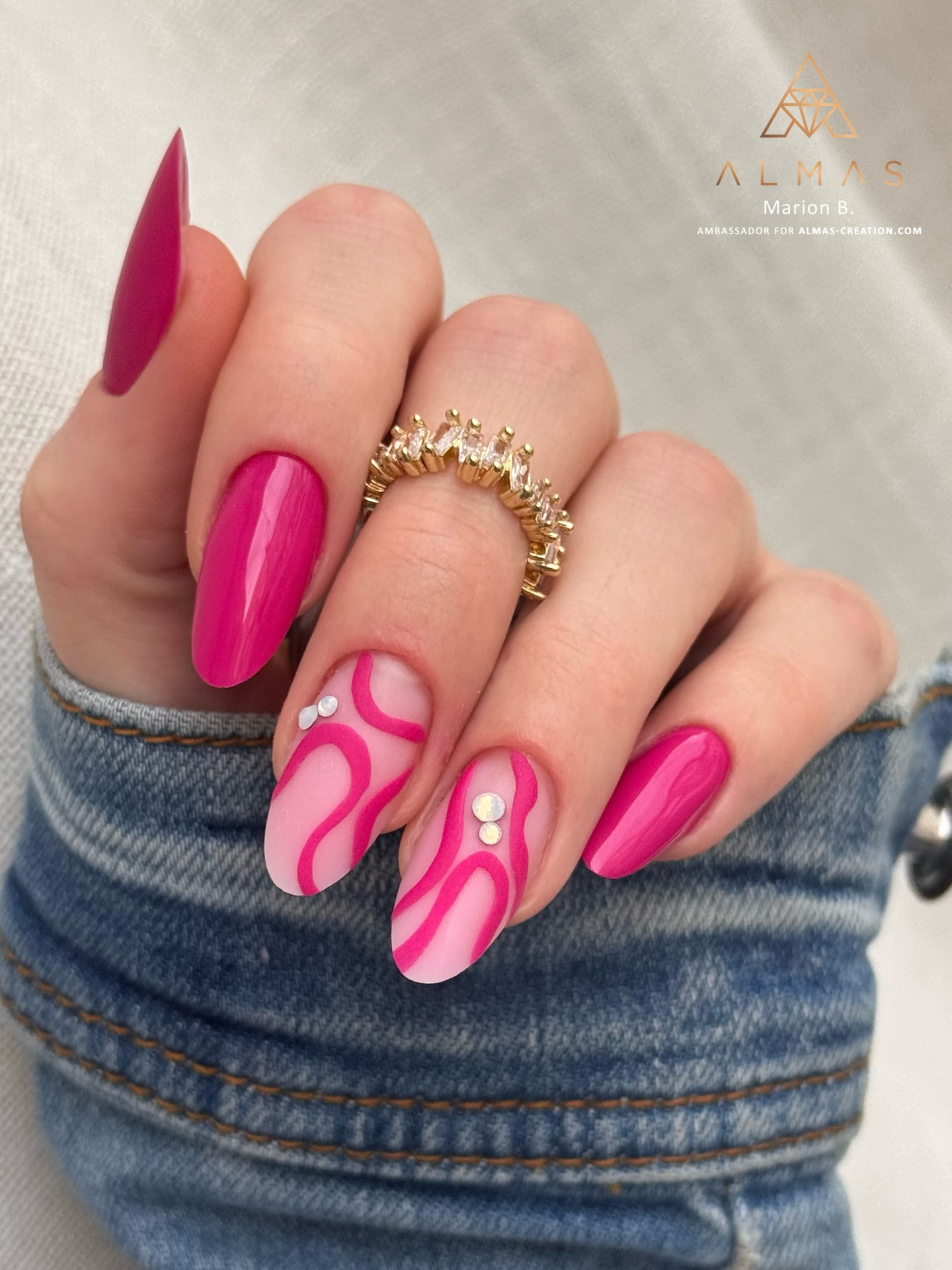 Et vous, que préférez-vous réaliser avec notre Clear Acrylic Powder? ⬇️
Sur sa nouvelle réalisation de forme amande, Marion apporte une touche de relief et du mouvement avec ses vagues colorées par le vernis Desire. Elle a également travaillé avec le Soft Cover 4, les strass 1 et les finitions Crystal Shine et Velvet Top Coat! 💕
#acrylicnail #acrylicnails #acrylicnailswag #almondnailshape #purplenails