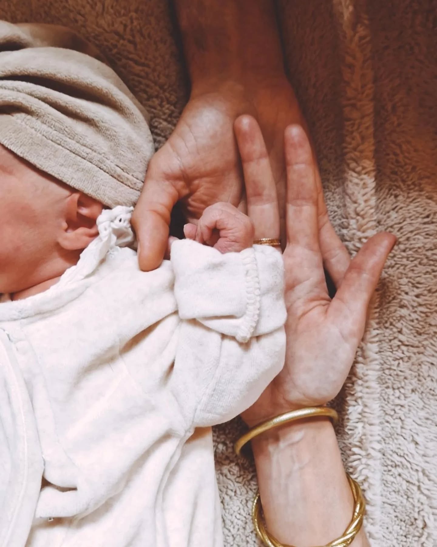 ♡ Oz' Baby - Olympe ♡
02.11.24
__
Nous savourons ce moment sur notre petit nuage avant de vous laisser retrouver le flow d'explosion d'amour de Jérémy dès Lundi 11 novembre.
__
Avec toute notre lumière et notre ocytocine,
Marine & Jérémy