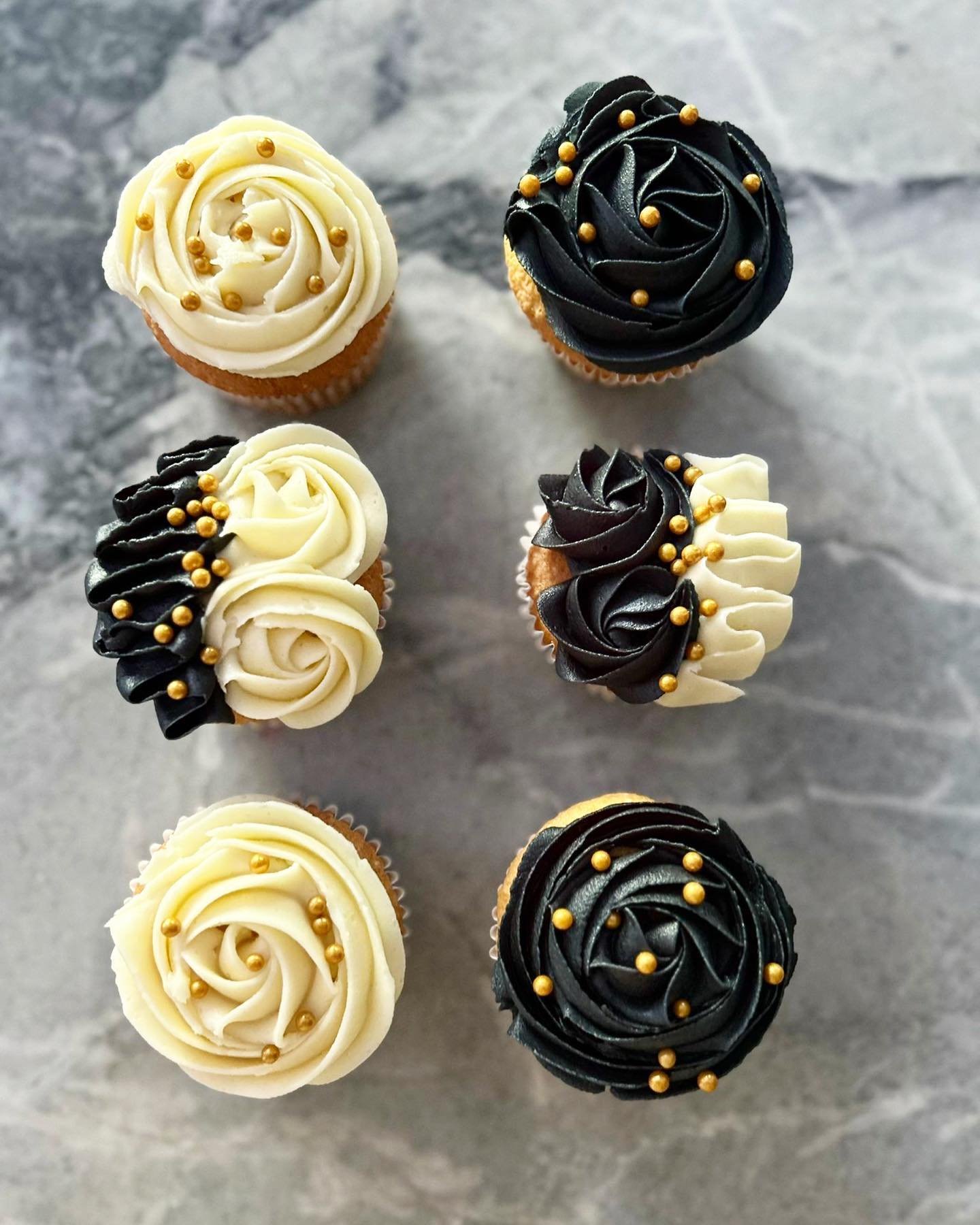 Celebrate your graduation with our assorted swirl cupcakes 🎓