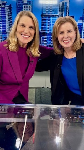 Breaking news: US! :) Heartfelt thanks to @kvuenews for featuring our ATX Good News mission on the 6pm news. It sure was fun for two newsies to be back on the news! Check out KVUE's 6 pm story from Bob Buckalew. #newssisters #atxgoodnews
( video courtesy of @KVUE)