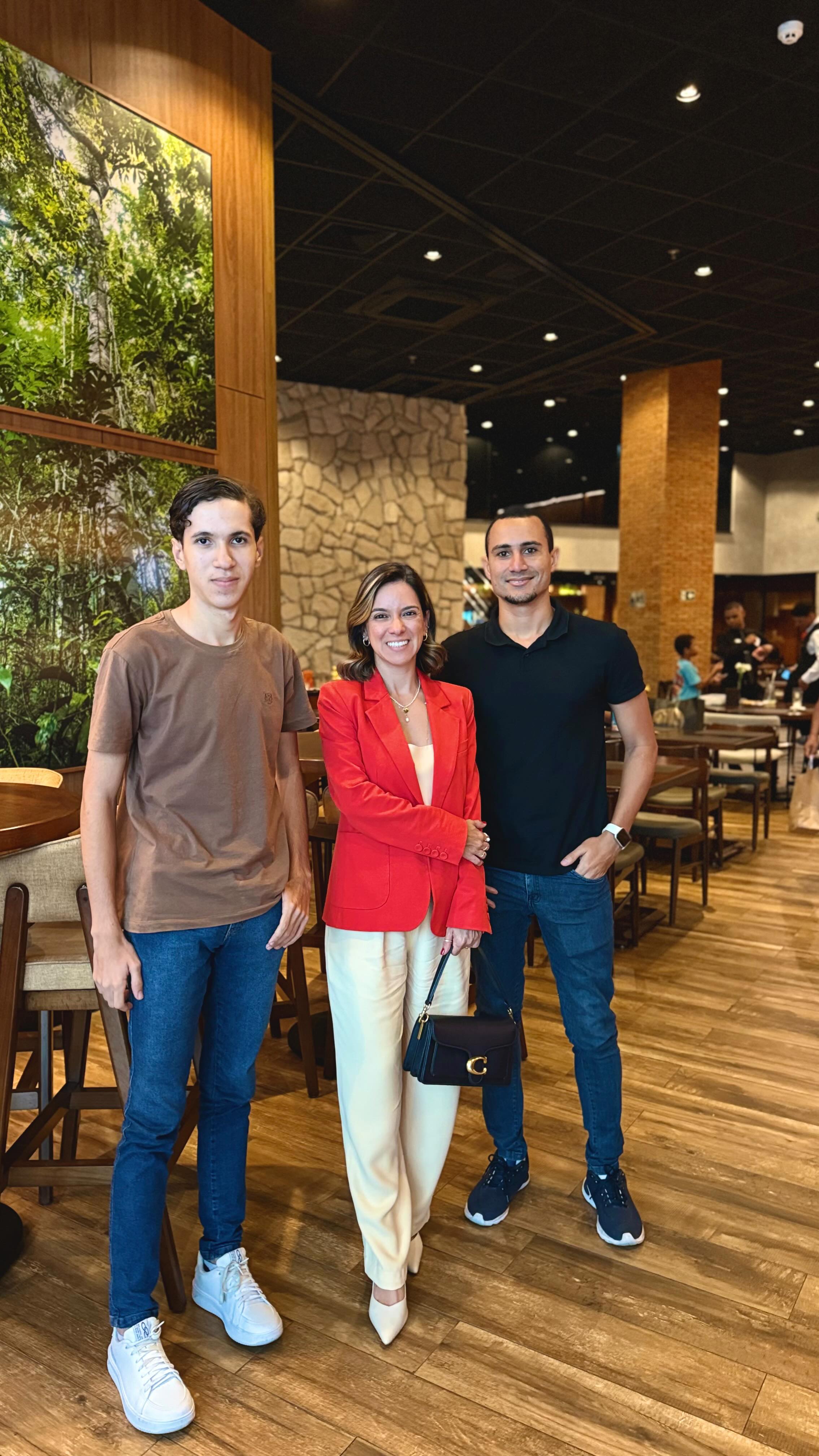 Mais um encontro de sucesso da nossa ação “Almoço com a Diretora”.
Os colaboradores desta vez, que almoçaram com a nossa CEO, a jornalista Luana Nunes, foram o jornalista Elzir Souza e o estagiário do setor de Clipping, Lucas Ruan, para um momento leve e descontraído de boas conversas.
Semana que vem temos mais!
#almococomadiretora #algomais #jornalismo #colaboradores #ação