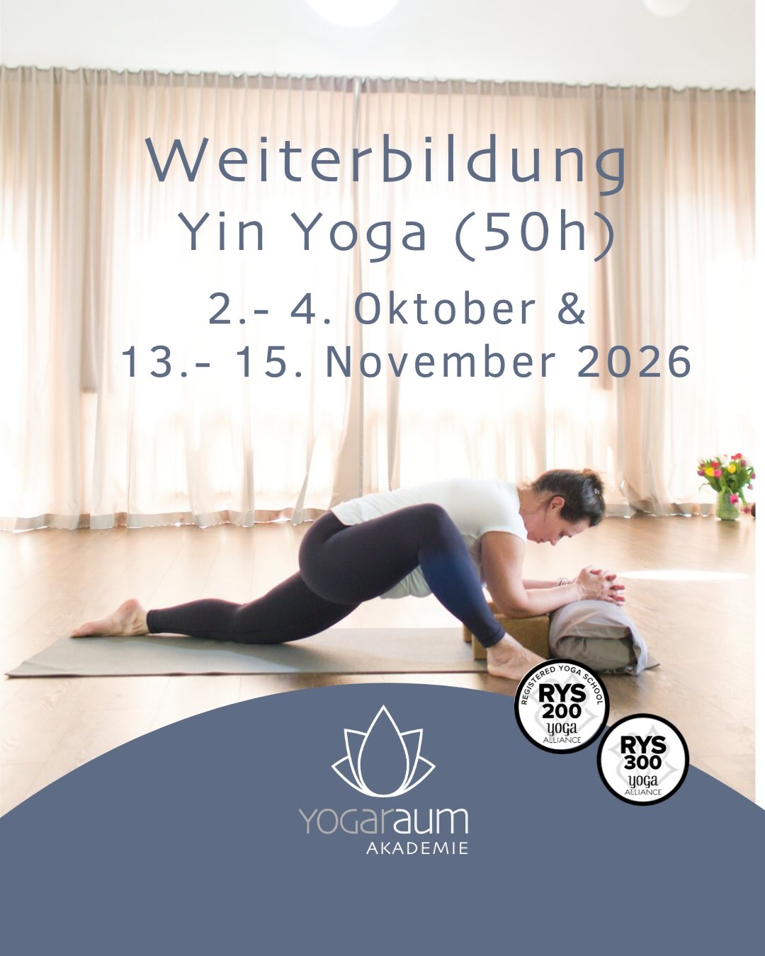 ✨ Yin ist nicht langsam. Yin ist tief.
Diese praxisorientierte 50h Weiterbildung richtet sich an Yogalehrer:innen, die Yin Yoga authentisch und fundiert unterrichten möchten – und an alle, die ihre eigene Praxis auf einer neuen Ebene verstehen wollen.
Yin wirkt.
Auf Faszien.
Auf Meridiane.
Auf dein Nervensystem.
Auf dein Inneres.
📚#YogalehrerWeiterbildung
In zwei intensiven Modulen tauchen wir ein in:
• Yin Yoga Anatomie & Physiologie
• das Fasziensystem
• TCM & Meridianlehre
• die 5 Elemente
• Sequencing & Raumhaltung
• Sprache, Stimme & Didaktik
• Do’s & Don’ts
• viele Praxisbeispiele
✨Du lernst nicht nur Yin-Positionen. Du lernst, einen heilsamen Raum zu halten.
👩🎓Deine Ausbilderin:
Geleitet wird die Ausbildung von unserer erfahrenen Yin-Expertin Marion Reck, die seit über 20 Jahren ihren Yogaweg geht – mit Tiefe, Klarheit und Herz.
Deine Investition:
📅 2.–4. Oktober & 13.–15. November 2026
💫 50 UE
💰 Early Bird: 899 € bis 31.03.2026
🙏🏻Wenn du spürst, dass Yin mehr ist als „lange halten“ – dann ist diese Weiterbildung vielleicht dein nächster Schritt.
💬 Bist du Yogalehrer:in oder möchtest du deine Praxis vertiefen? Schreib „YIN“ in die Kommentare oder sende uns eine DM für alle Infos 🤍
#Yogaraum #YogaWeiterbildung #YinYogaAusbildung #YinYoga TCM Faszientraining Meridianarbeit GanzheitlicheGesundheit
YogalehrerIn BewusstUnterrichten YogaraumRavensburg YinYogaRavensburg YinYogaLiebe MeeTime NeueHerausforderung