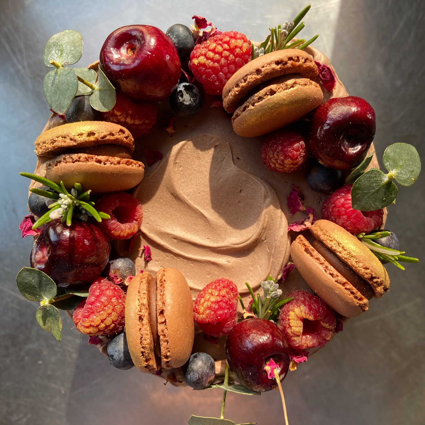 Anyone else waking up feeling like we might finally be nearing Spring? Saturday mornings are always an early start but it wasn’t pitch black for the first time this weekend- I live for the warmer weather and lighter days! Especially when I have to go into work at stupid o clock 🫠🫠
It seems like you guys are feeling more Spring like too, as the fresh berry requests are starting to trickle back in, and whilst we aren’t in garden party season quite yet, it’s so nice to feel like it’s somewhere on the horizon! 🍓🍰
#seasonalbaking #dealkentuk #kentbakery #kentcakes #strawberrycake