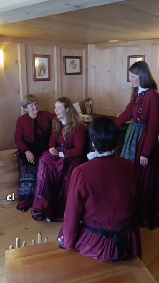 Mentre a Milano ha inizio la Settimana della Moda, tra nuove tendenze e stili, qui in FORMAZZA esiste una moda che non segue la corrente.
Il costume WALSER non è solo tradizione.
È identità. È cultura. È eleganza senza tempo. 🤍
Non è una sfilata.
È storia. È appartenenza.
Alta moda. Alta quota.
Perché la tradizione non passa mai di moda.
#MilanoFashionWeek #AltaModaAltaQuota #Walser #Formazza #Tradizione