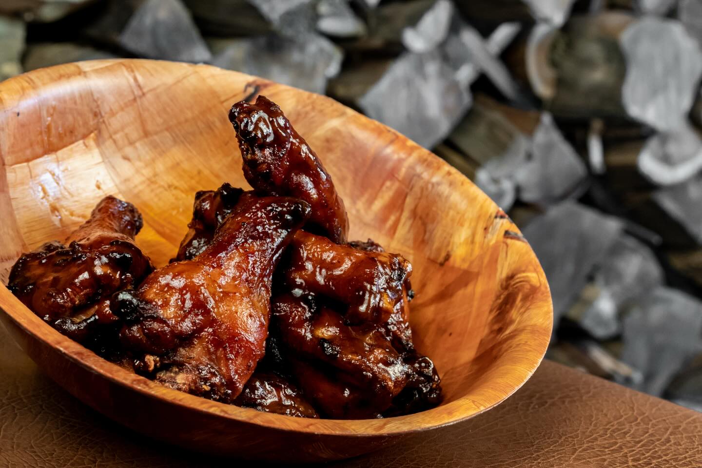 โ๏ธ Snow is cold. Wings are hot.๐ฅ
Eat wings. ๐
Grab a pound of wings, fries & a beer for just $16 ๐ป
Open @ noon
#kwfoodies #uptownwaterloo #waterlooregion