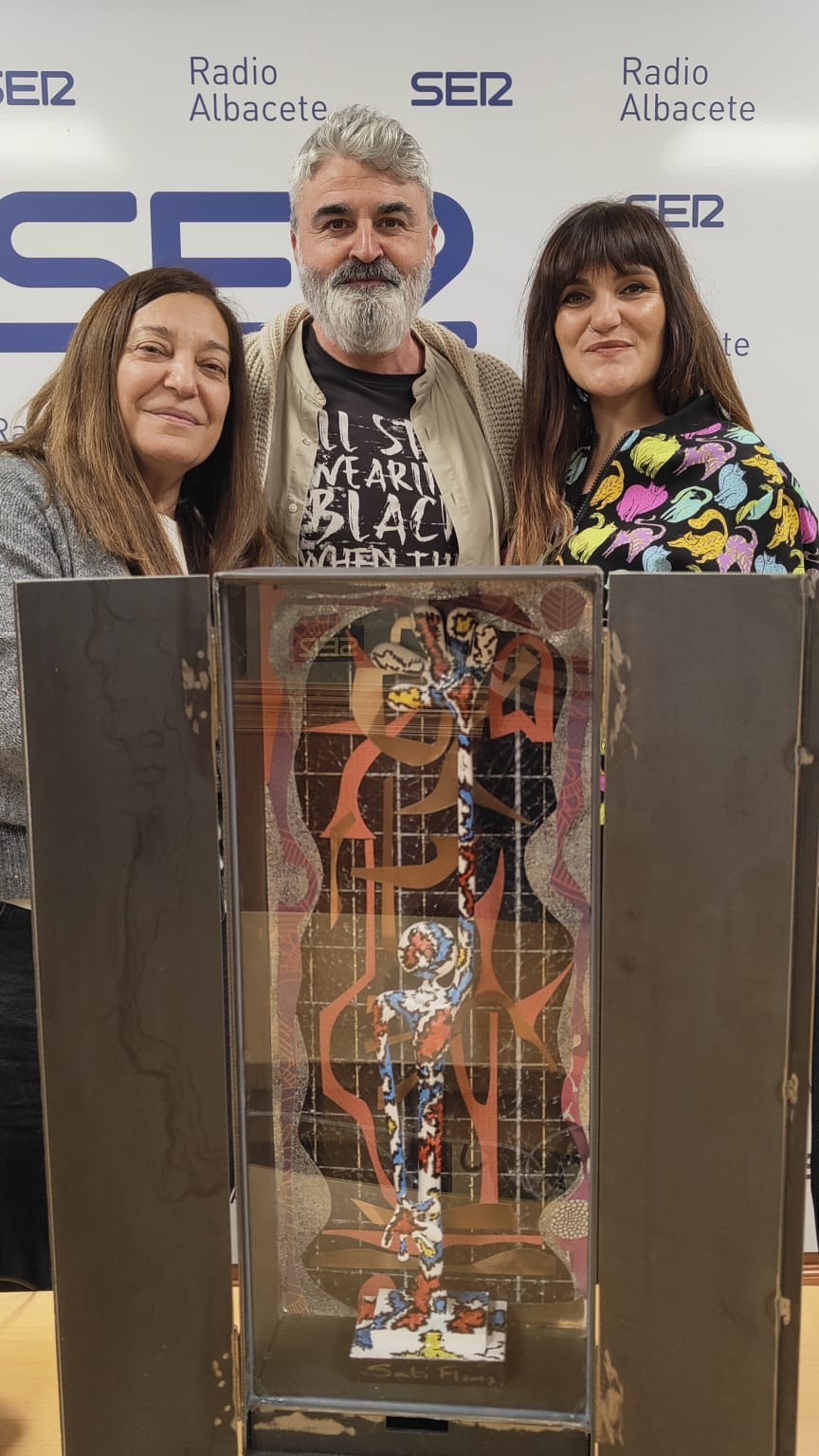 El #artelimosnero sigue su curso, aunque ya queda poco para que finalice. Ayer, gracias a @radioalbacete y @justina.gm , que acogió una de las obras, pude asistir a la entrega de su pieza a @rozalenmusic.
Fue un verdadero placer conocer a María, a quien admiro profundamente. Es exactamente lo que transmite ella y su música: autenticidad y sensibilidad. Es fantástica.
Mil gracias a todas 🤍
#art #sculpture #artist #escultura #arte