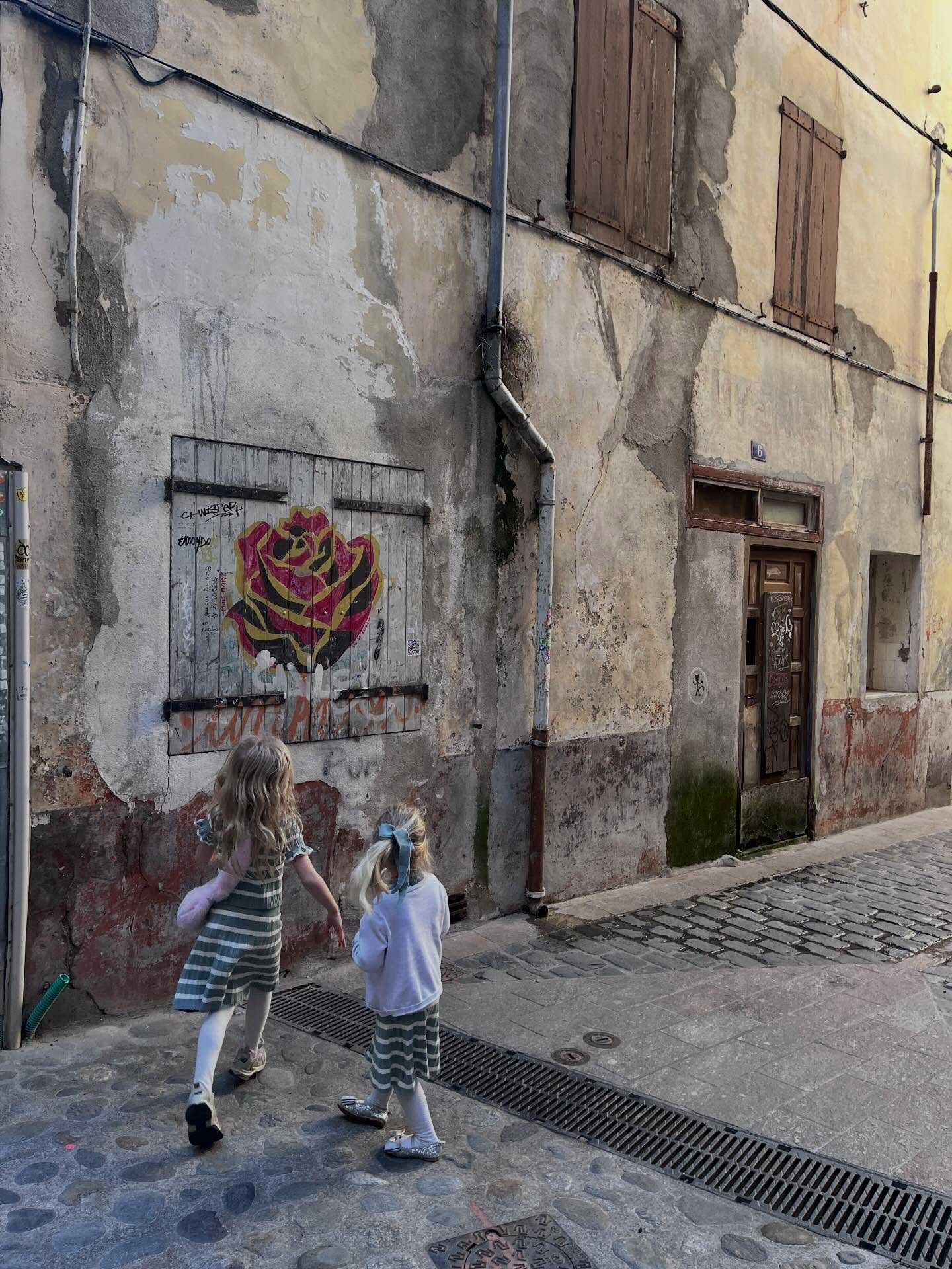 What a privilege it is to see the world, whether at our doorstep or beyond. To connect with culture, our own and our neighbours’. To witness the beauty that surrounds us each and every day. 🕊️🕊️🕊️ long live Rosalía