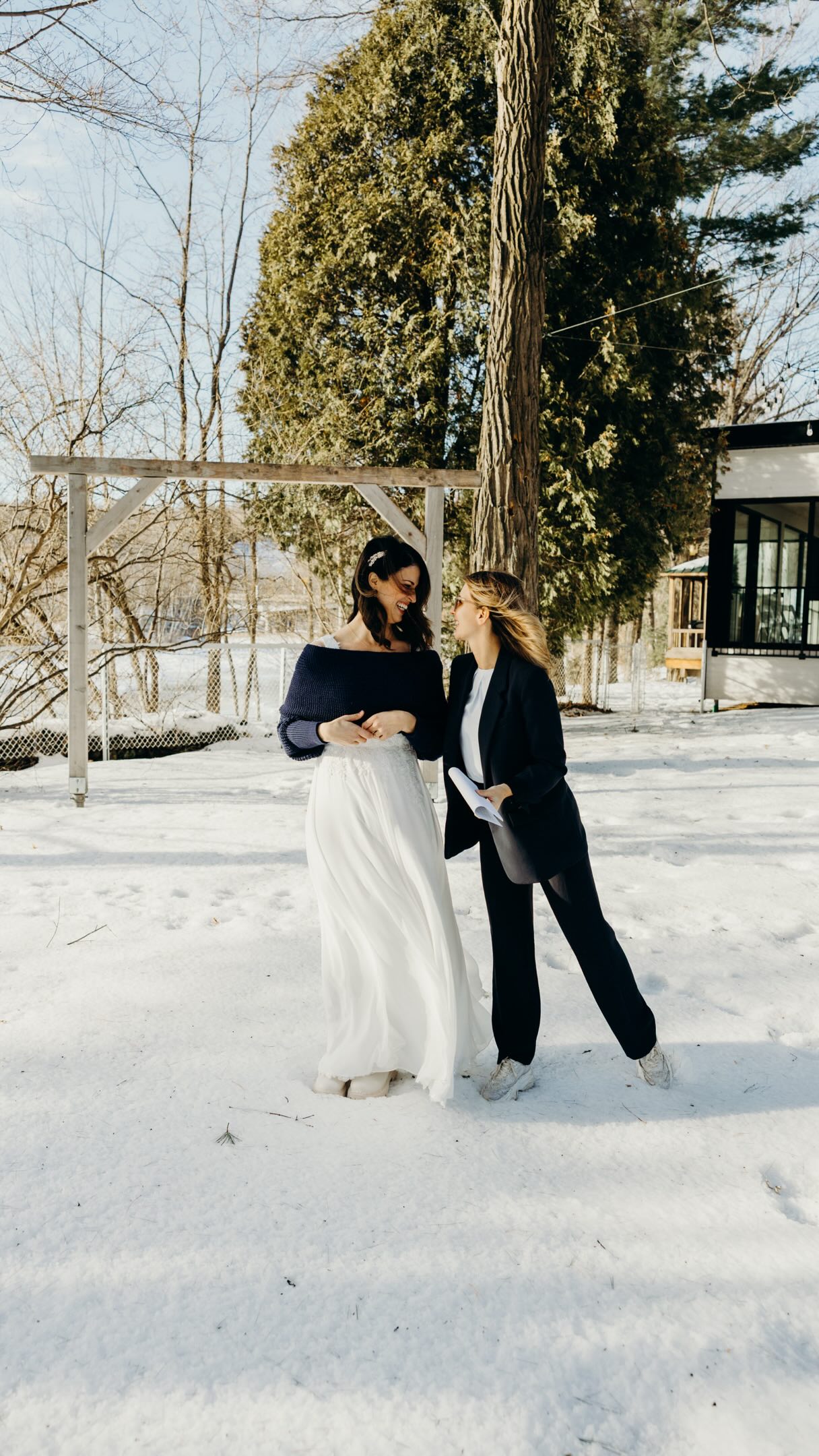 Un mariage hivernal, c’est magnifique.
Mais c’est aussi une mécanique précise.
Un seul lieu.
Cérémonie, cocktail et réception au même endroit.
Un changement de salle rapide.
Des équipes qui s’activent en silence.
Des fournisseurs qui se croisent, s’ajustent, installent, démontent, synchronisent.
Pendant que les invités savourent un verre,
quelqu’un pense à l’éclairage.
Quelqu’un replace les tables.
Quelqu’un valide le timing.
Tout doit se transformer… sans que rien ne paraisse.
La beauté d’un mariage comme celui-ci ne tient pas seulement aux fleurs blanches et à la lumière d’hiver.
Elle tient au travail d’équipe.
À la précision.
À la confiance.
À cette coordination invisible qui rend la journée fluide.
Parce que derrière chaque moment magique,
il y a une équipe alignée.
Le plus BO jour, c’est aussi ça. ✨
Design: @loccasion_dembellir
Design floral: @fleurdeurope
Photographie: @5mphotographie_
Musique & ambiance sonore: @tuxedo_swing_productions & @productionsraynlartdurythme
Chef: @philnomade
Service bar: @champagneetconnexions
Création de contenu & aide à la coordination: @audreypainchaud_xo
Lieu: @chalets.village