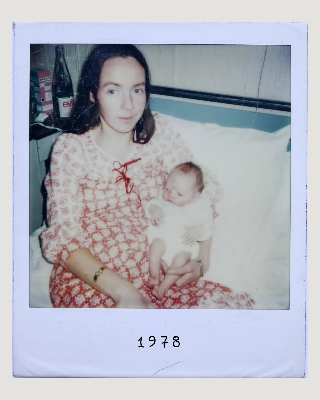 Cuando las fotografías cuentan historias reales, no necesitan más adornos para convertirse en algo valioso.
Déjame que cuente tu historia, la real, la cotidiana, la que recordarás dentro de unos años con sus imperfecciones, sus emociones y su belleza..
.
.
.
.
.
.
.
.
.
#annelaurephotography
#fotografialifestyledefamilia
#fotografialifestyle
#sesionencasa
#eyemamaproject
@eyemamaproject
@heartfulmagazine