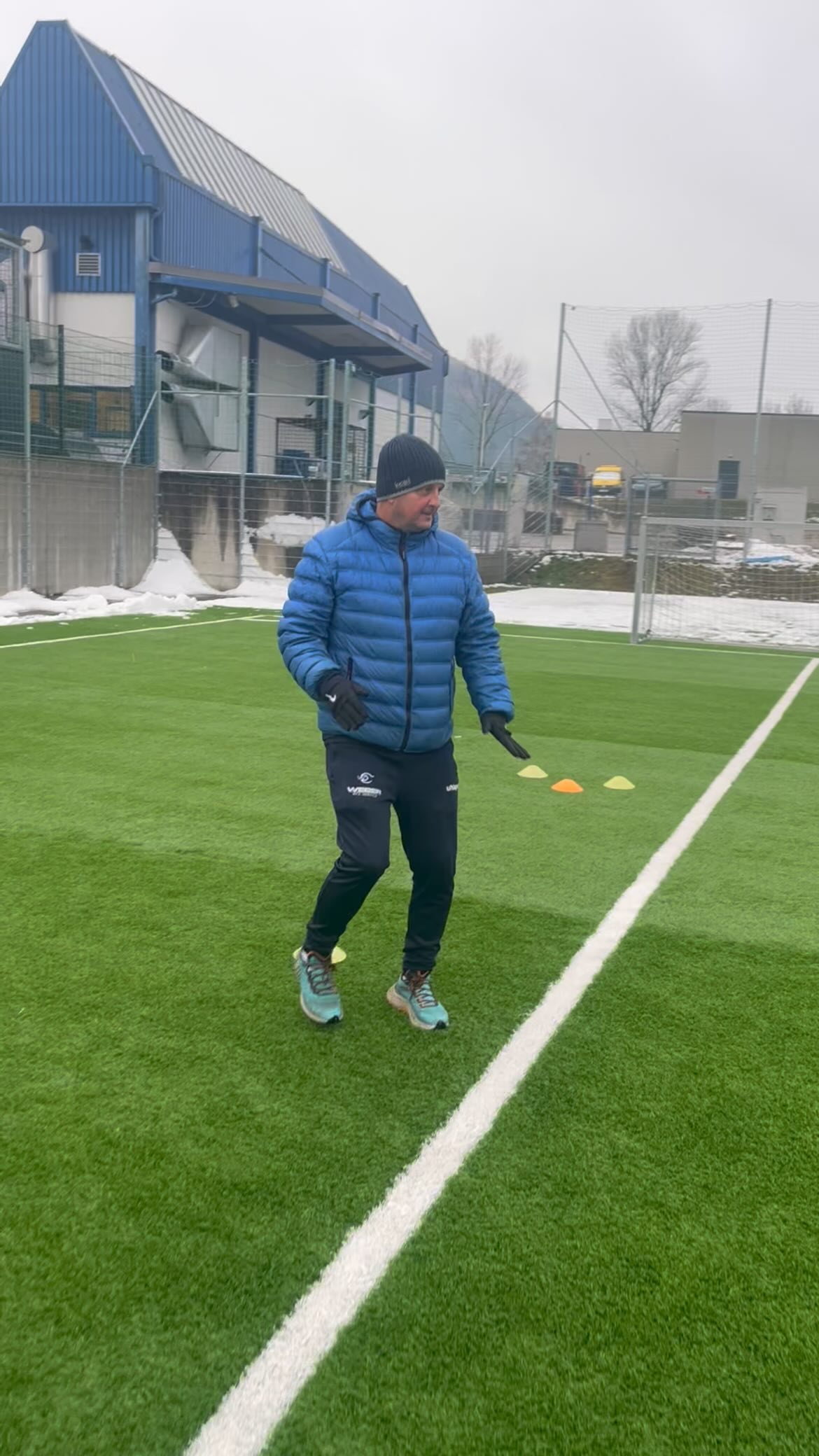 Heute ging’s nicht um „schön spielen“, sondern um schnell denken und sauber umsetzen. 🧠⚡️
In kleinen Spielformen müssen die Kids ständig scannen, den ersten Kontakt vorbereiten und direkt die nächste Aktion wählen. Genau diese Basics entscheiden später am großen Feld. ✅