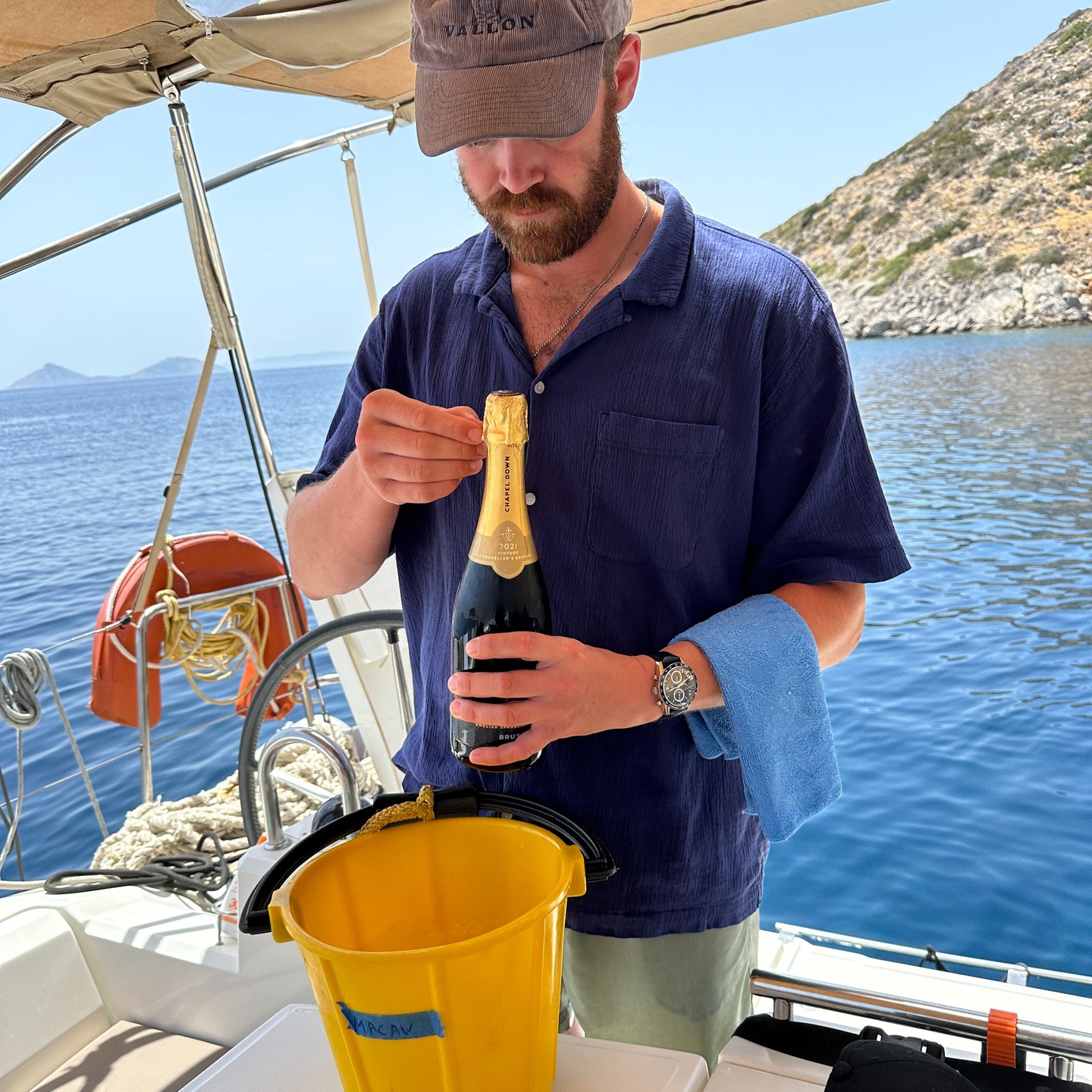 No ice bucket for your Champagne? No problem! Improvise, adapt and overcome. That's the Odyssey way 😎