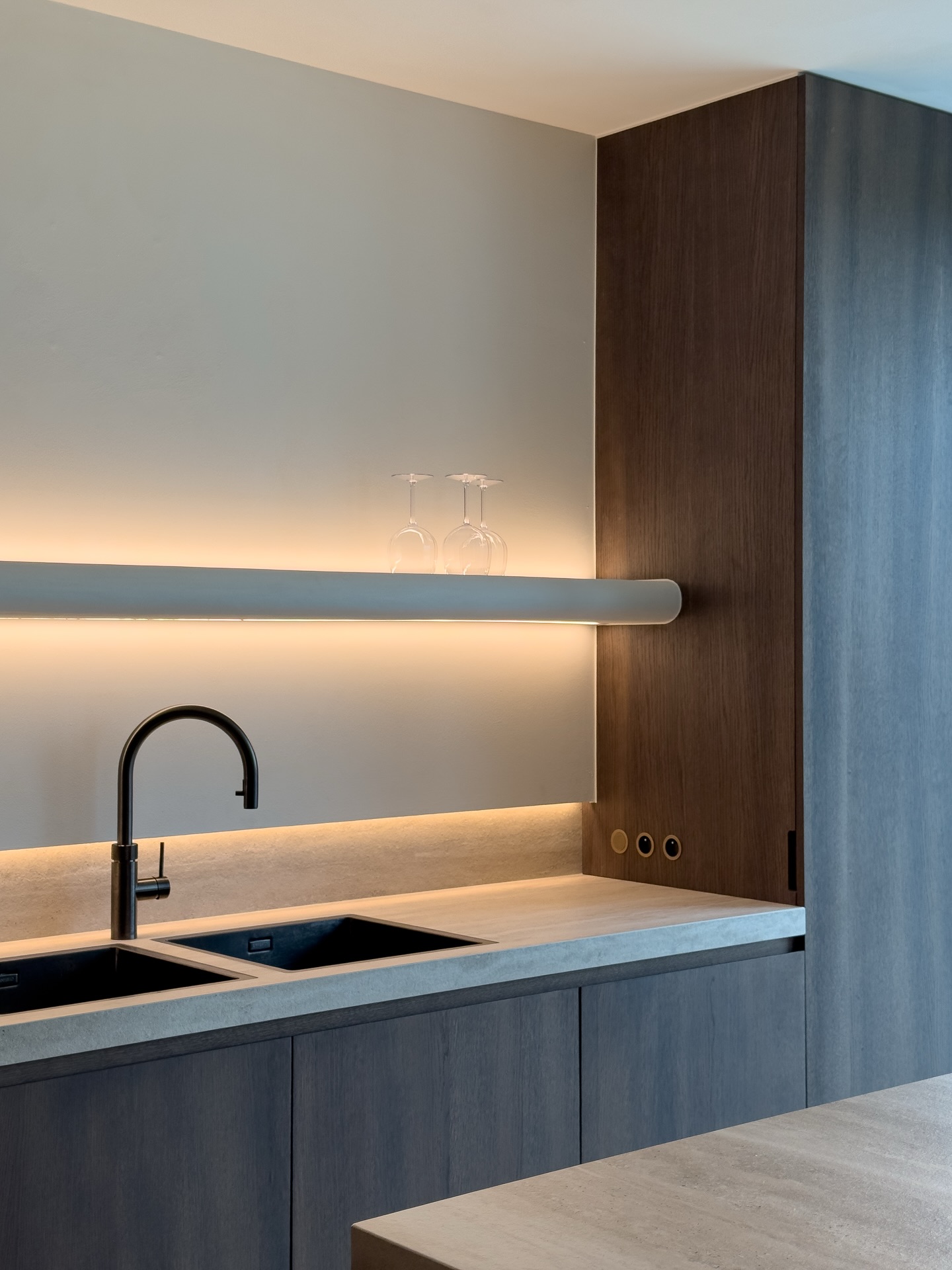 Donker hout geeft deze keuken haar krachtige uitstraling, terwijl het werkblad het geheel visueel verankert.
De bepleisterde legplank met afgeronde detaillering doorbreekt de strakke lijnen en brengt de nodige verfijning in het totaalbeeld.
Een ontwerp dat klopt in materialiteit, ritme en detail,
Project LS.
Benieuwd hoe we ook jouw woning kunnen transformeren tot een harmonieus geheel?
Contacteer ons voor een kennismakingsgesprek.
📩 studio@janmathilde.com
Maatwerk: @la.vie.en.bois
Steen: @brumarnatuursteen
#janmathilde #interieurarchitectuur #highendinteriors #architecturaldetails #belgianinteriors