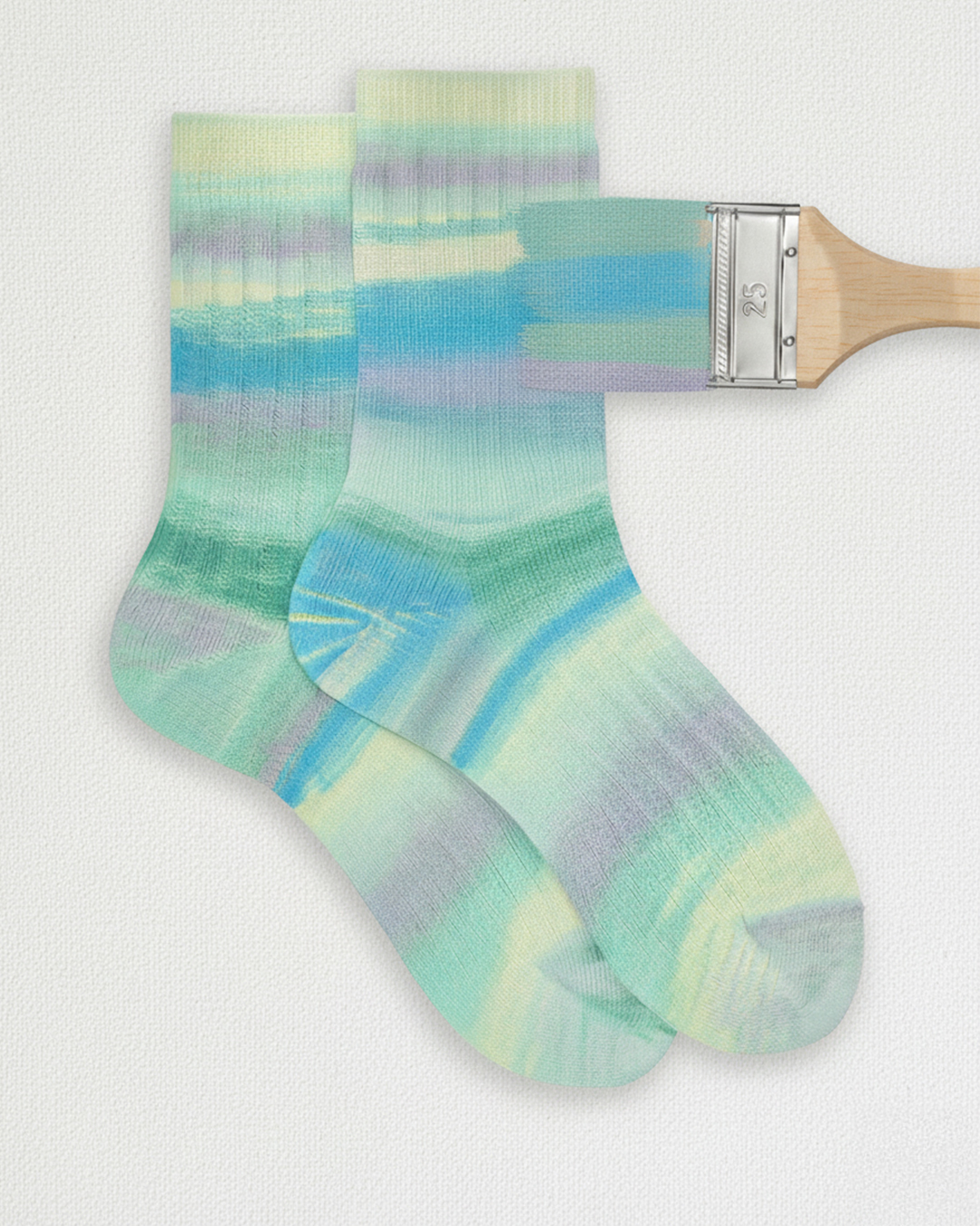 Ce n'est pas seulement une simple chaussette. C'est le détail qui fait toute la différence.
Une teinte inspirée de l'aquarelle, avec des pigments pastel qui se fondent dans le tissu, créant un effet doux, lumineux et contemporain.
Délicate dans la palette.
Décidée dans la personnalité.
#doredore