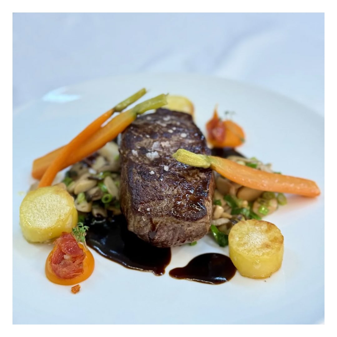 Rumpsteak vom Angus Rind
Geschmorte Karotte / Kräutersaitlinge / Fondant-Kartoffeln / Pfeffer Jus
#pier6 #steak #bremerhaven