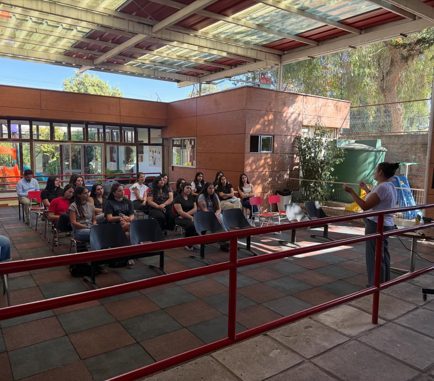 ✨ ¡Comenzamos nuestras capacitaciones 2026 en Edudown! ✨
Hoy dimos inicio a una jornada de capacitación nacional en Edudown, reuniendo a nuestros equipos de La Serena y Temuco vía Zoom 💻, mientras que los equipos de Santiago, Providencia y San Bernardo se reunieron de manera presencial en nuestra casa matriz.
Estos espacios nos permiten compartir experiencias, fortalecer herramientas y alinearnos como comunidad antes del ingreso de nuestros niños, niñas y jóvenes.
Seguimos preparándonos con compromiso, profesionalismo y mucho cariño para acompañarlos de la mejor manera. ¡Se viene un gran año! 💛
#Edudown #Capacitación #TrabajoEnEquipo #Inclusión #ComunidadEducativa