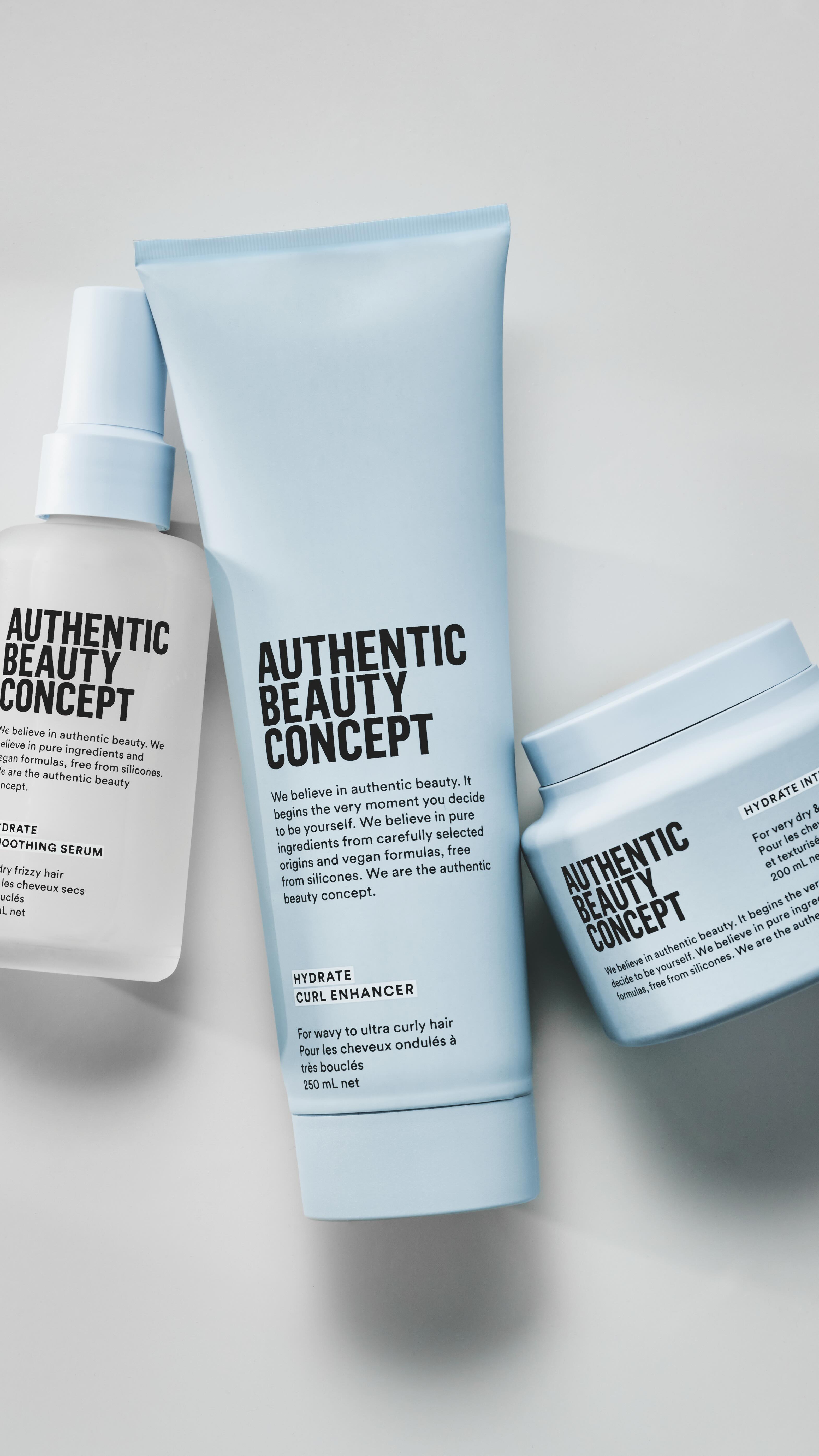 Hydration Selfcare Month 💧
Krullen hebben geen olie-tekort.
Ze hebben een vocht-tekort.
Droogte = pluis, breekbaarheid en doffe krullen.
Hydratatie = veerkracht, glans en definitie.
Deze maand focussen we op:
1.Water-based producten
2.Deep conditioning
3.Moisture layering
4.Consistente selfcare routine
Gezonde krullen beginnen bij hydratatie.
Ben jij klaar om je krullen écht te voeden?
Verkrijgbaar in de salon of de webshop www.palmav.nl
#curlyhair #hydrationmonth #krullenroutine #palmav
#salonpalmav